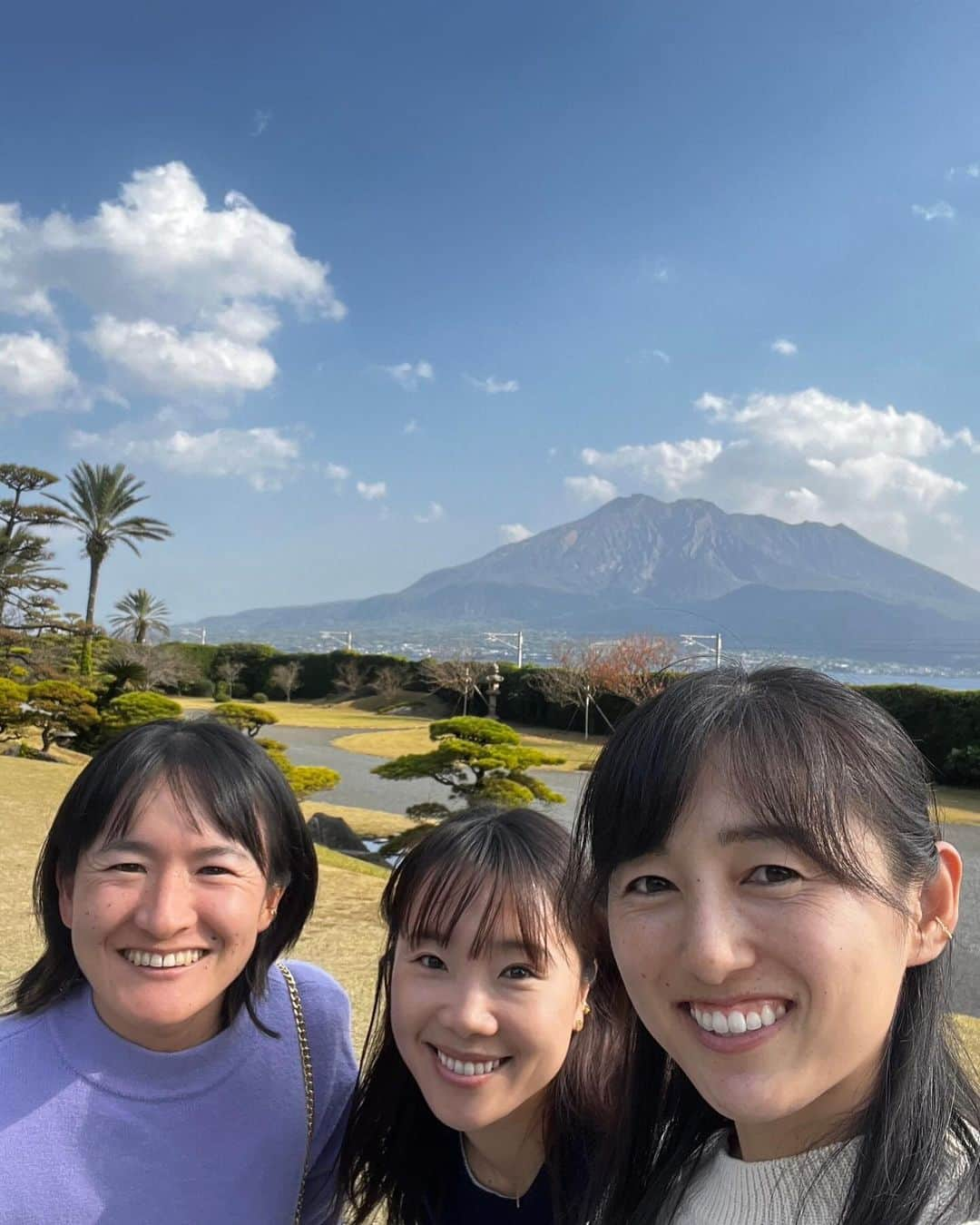 奈良くるみのインスタグラム：「毎年恒例の３人旅。 今年は鹿児島に行ってきました⛰️ 自然豊かで美味しいご飯もたくさんある鹿児島は最高でした！ また次の３人旅が楽しみです😄  #奈良くるみ  #kuruminara  #テニス  #tennis  #テニスプレイヤー  #tennisplayer」