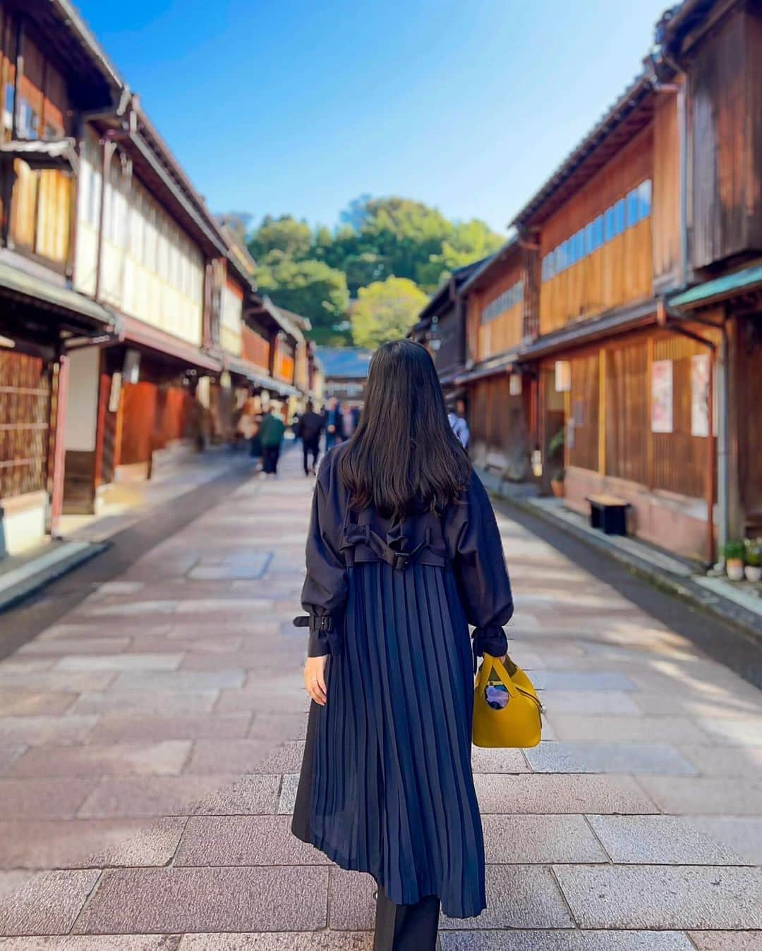 高倉絵理のインスタグラム：「楽しかった金沢旅行⑤  【ひがし茶屋街】pic1-2 浅野川の東岸に位置するひがし茶屋街は、重要伝統的建造物保存地区に指定されていて 和の雰囲気がたっぷり楽しめる趣深い街並。 @higashi_chayagai  【国指定重要文化財「志摩」】pic3-6 文政3年(1820)に建てられたままに残るお茶屋の建物で、二階を客間とし遊芸を主体としたお茶屋特有の繊細で優美な造り。  【金沢城×チームラボ】pic7-10 世界的人気を誇るアート集団「チームラボ」が、金沢城公園を大規模な光のアート空間に！ 金沢城公園の石川門を出入口とし、二の丸広場を中心に周囲約１キロを歩きながら楽しむ大規模なライトアップ。 美しくて圧巻でした。 @teamlabkanazawa  #チームラボ金沢城光の祭 #金沢 #金沢旅行 #金沢観光 #金沢城 #ひがし茶屋街 #女子旅 #kanazawa #kanazawatrip」