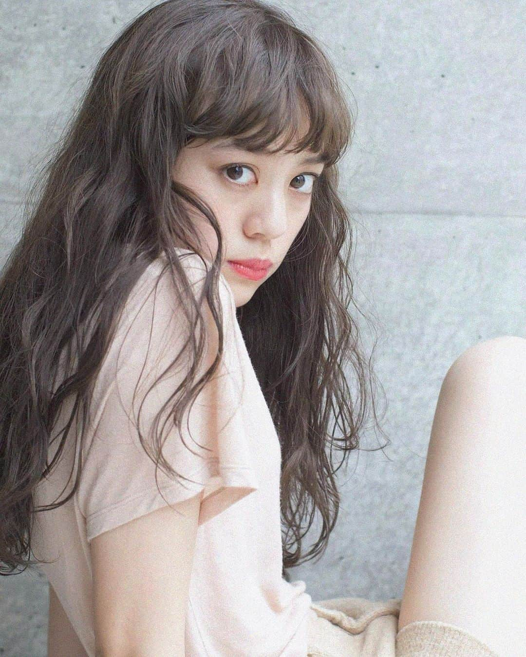 佐脇正徳のインスタグラム：「WAVE ⁡ お客様に合わせて 雰囲気ある ヘアスタイルを✨ ⁡ ⁡ 【営業時間】 ⁡ 平日11:00〜20:30 土日.祝日10:00〜19:30 ⁡ 【場所】 LOAVE TEL☎︎03-6427-7340 東京都渋谷区神宮前5.45.8.3F 銀座線/半蔵門線/千代田線/表参道駅 A－１ 出口より 徒歩４分 ⁡ #perm #表参道美容室　#青山美容室　#前髪　#ワイドバング　#パーマ　#パーマヘア　#WAVE #シアーアッシュ」