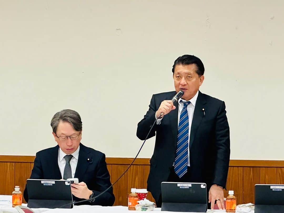 平井卓也のインスタグラム：「デジタル本部。議題は、令和６年度予算編成大綱。続いて、デジタル行財政改革本部。デジタル行財政改革会議の状況について、関係省庁からヒアリング。 #平井卓也 #デジタル本部 #デジタル行財政改革」