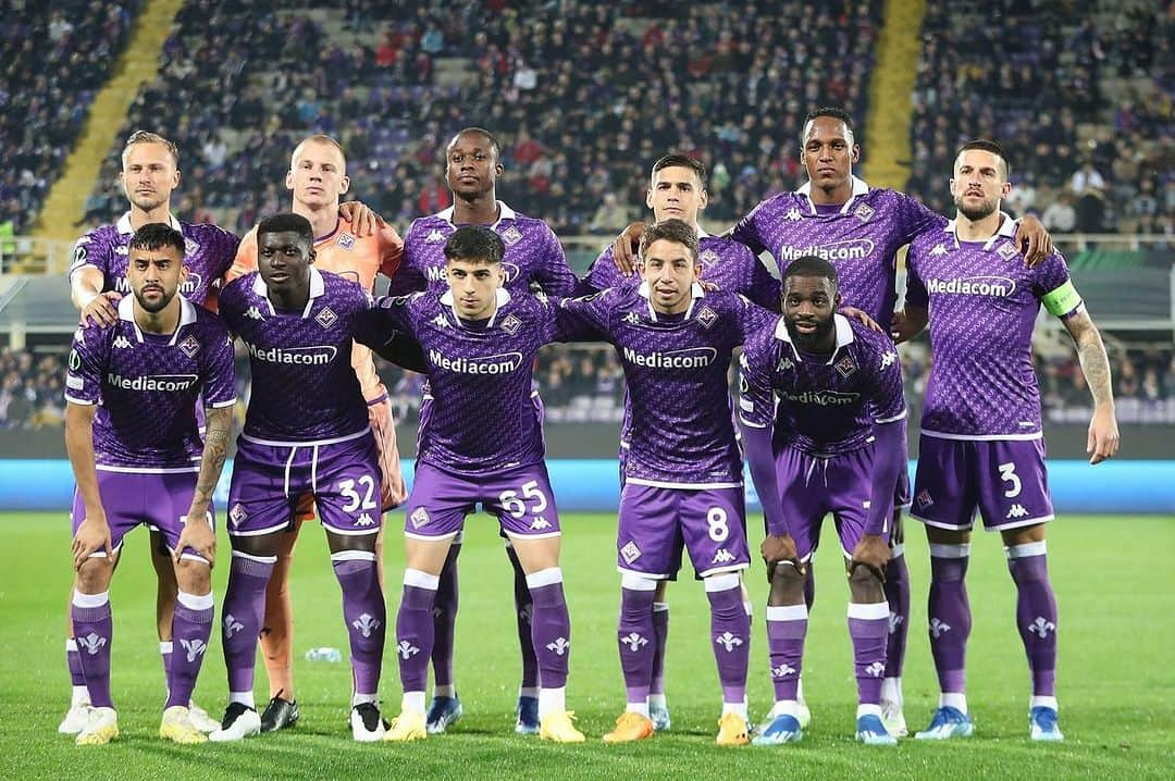 ジェリー・ミナのインスタグラム：「Tres puntos delante de nuestra gente que nos clasifican para la siguiente fase. Gran labor del equipo. Gracias a DIOS y a todos ustedes por el respaldo. Vamos por mas 💜#ForzaViola #ACFFiorentina」