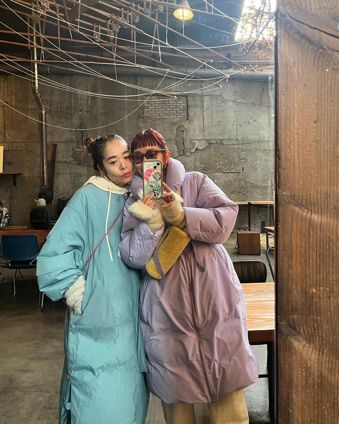 EMILY/BLUEのインスタグラム：「おはようございます☀️ 12月突入〜〜 天気は最高😃  🇯🇵⇒🇰🇷 温度差15度とかあって、 おにゅーの気分上げ上げダウンで参戦💜  手袋も大成功🧤✨ 夜なんて痛い。笑  #ダウンデビュー #韓国旅行 #韓国 #cafe #ファッション #海のある生活 #海のある暮らし #インテリア #男の子ママ #女の子ママ #海の見える家 #赤髪 #ミディアムヘア #前髪ぱっつん #女子旅」