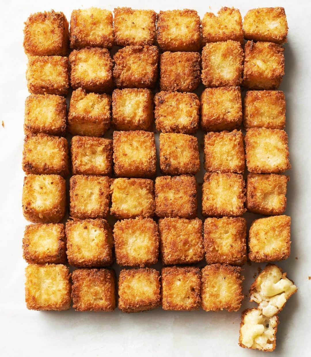 マーサ・スチュワートのインスタグラム：「Make way for these little squares of heaven! If you're really looking to be the MVP of your holiday party, serve up these delicious fried macaroni-and-cheese bites. Prepare the stovetop mac and cheese a few days ahead, since it will firm up in the refrigerator, for easier cutting. Then follow our two-step breading process, using panko instead of regular breadcrumbs for a crust that's crisp, yet light. Get the recipe and discover more hors d'oeuvres perfect for your holiday cocktail parties at the link in bio. 📷: @dmalosh」
