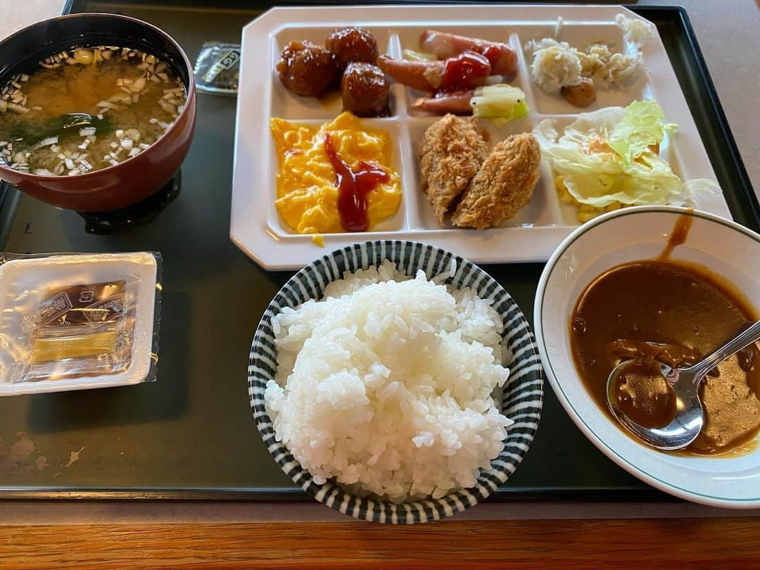 小沢仁志のインスタグラム：「おはようさん❗️ 今朝はホテルの朝食バイキング 今日は青空が沁みるね☀️  今夜配信の東京キャバストリー👍」