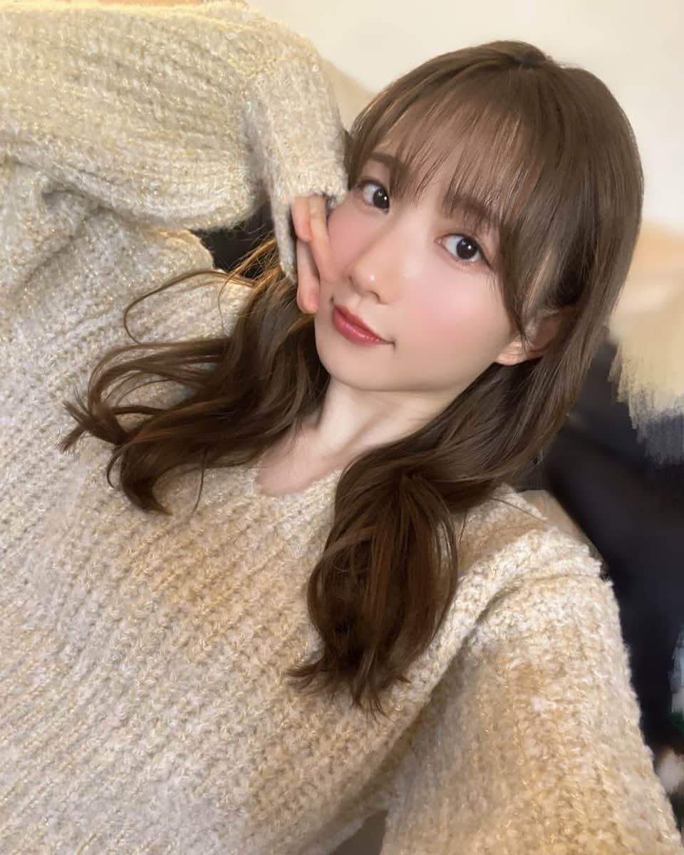 青山なぎさのインスタグラム：「おはようございまーす！！ え？もう12月…？😳 はやすぎますねぇ〜そして寒いですねぇ〜。 あっ！今日お知らせあるのでお楽しみに☺️ #青山なぎ写 #ニット #dazzlin #巻き髪 #ゆる巻」