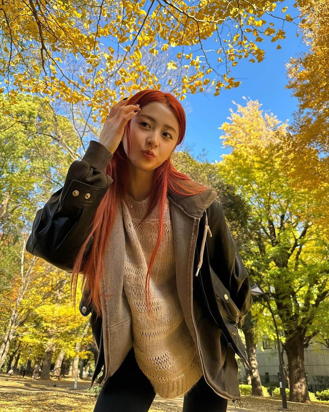 ホ・ユンジンさんのインスタグラム写真 - (ホ・ユンジンInstagram)「tree hugger」12月1日 8時46分 - jenaissante