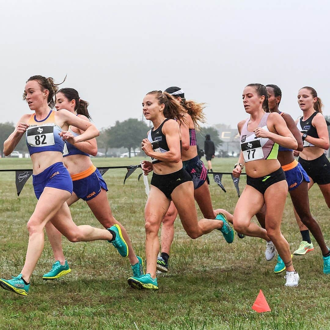 ホカオネオネさんのインスタグラム写真 - (ホカオネオネInstagram)「On a misty Austin morning, @naz_elite came out in force at the @SoundRunning Cross Champs. Katie Wasserman won the women’s race, Adriaan Wildshutt the men’s, and @naz_elite swept both team titles in the process.   Photos: @kevmofoto   #xc #crosscountry #hoka #nazelite #soundrunning」12月1日 8時46分 - hoka