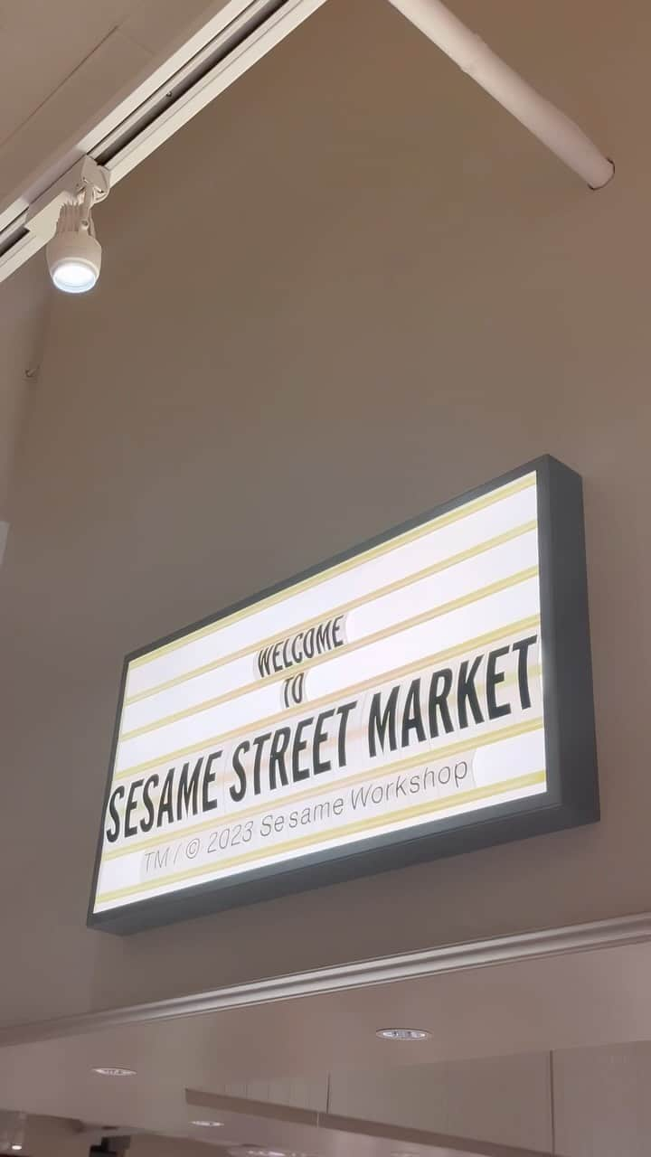 島野ミキのインスタグラム：「・  ⚑ SESAME STREET MARKET🍪  @sesamestreetmarket  グッズ・カフェ・ワークショップを複合した 世界初＆唯一のセサミストリートオフィシャルストアが 池袋サンシャインシティにOpen😍💜  11/30(木)グランドオープンで 私は一足お先に遊びに行ってきたよ🥳 めちゃくちゃ可愛いの🥹💓 お店もご飯も！！！！ カフェラテアートとかが 完売だったからまた絶対行きたい🤤  ここでイブのバースデーパーティとかやりたい🎂💜  w/ @machiko_m.e.japan   #sesamestreetmarket#SSM_IKB1130#池袋カフェ#セサミストリート#セサミストリートマーケット#サンシャイン#サンシャインシティ#池袋#shop」