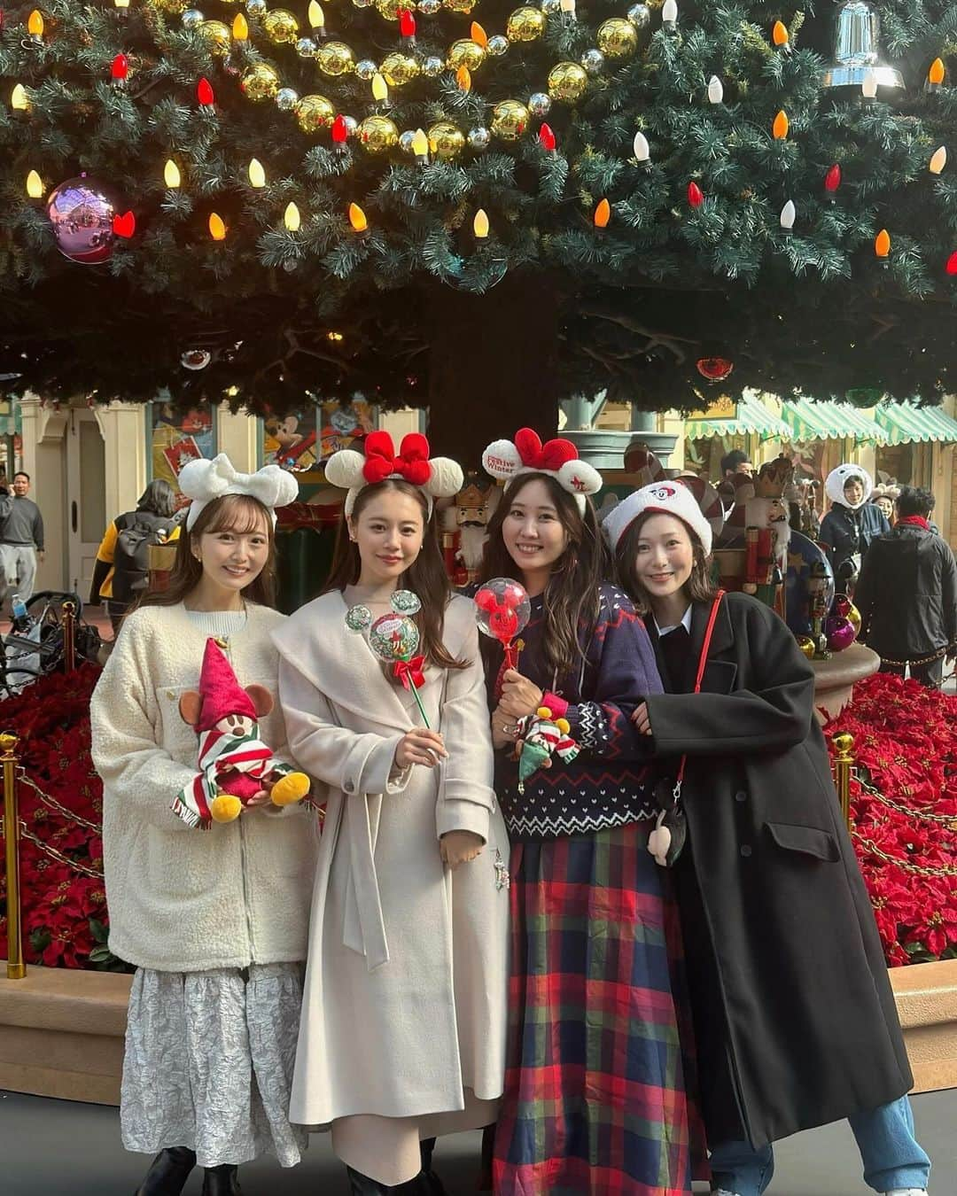 ルナさんのインスタグラム写真 - (ルナInstagram)「念願の4人でディズニーランド🎄🎅 さきさんえみかさんりのちゃんの美女3人と ディズニー行ってきましたぁあ🥰  めちゃくちゃ楽しかった😏🎀 リルリンリンニット着て行ったら 暑くてダウンいらないくらいだった🎄笑  またこの4人でディズニー行きたいなぁ❤️  ┈┈┈┈┈┈┈┈┈♡ #東京ディズニーランド #ディズニーランド #リルリンリン #リルリンリングッズ #ディズニーコーデ #ディズニーバウンド #ディズニークリスマス #クリスマスディズニー #ディズニークリスマス2023 #るなディズニー #disneybound #disneychristmas #lilringring #disneycode #tokyodisneyland #disneyland #tokyodisneyland40th」12月1日 8時56分 - runakumaa