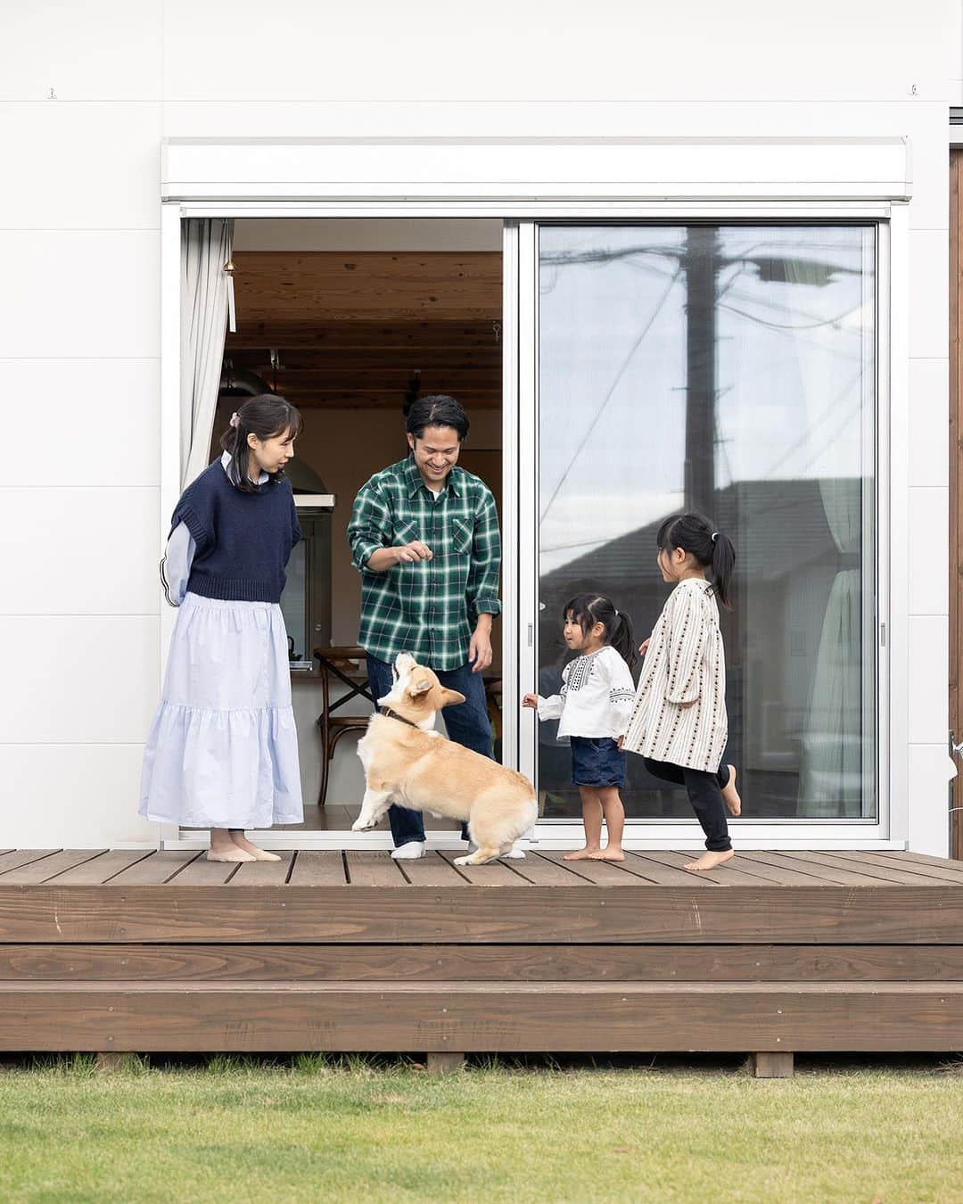 SORAMADOのインスタグラム：「タノシイネ  ◇もっと事例がみたいかたはこちら◇  @soramado_designroom   #ウッドデッキ  #ウッドデッキのある家  #愛犬 #愛犬との暮らし  #家族写真  #ソラマド #ソラマドの家  #soramado」
