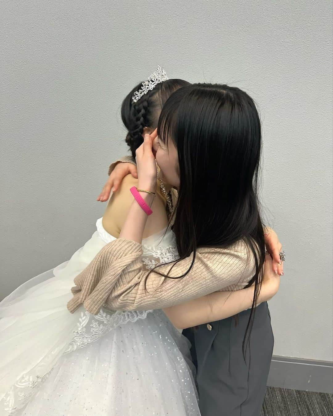 道重さゆみさんのインスタグラム写真 - (道重さゆみInstagram)「ふくちゃん💕 卒業おめでとう！！ 本当に本当に綺麗でした✨  #譜久村聖🫶 #好きだな君が 28日に一緒にまた歌えて嬉しかった🩷ありがとう❤️」12月1日 9時08分 - sayumimichishige0713