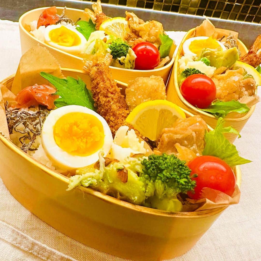 外村久美子のインスタグラム：「・ おはようございます！ 今朝は唐揚げ弁当🐔 唐揚げって、コスパもよく手間もなく天才的に美味しい食べ物やなって思っています👏  今日も元気に行ってらっしゃい〜！！ 名古屋も最終日行ってきます🚄  #obento」