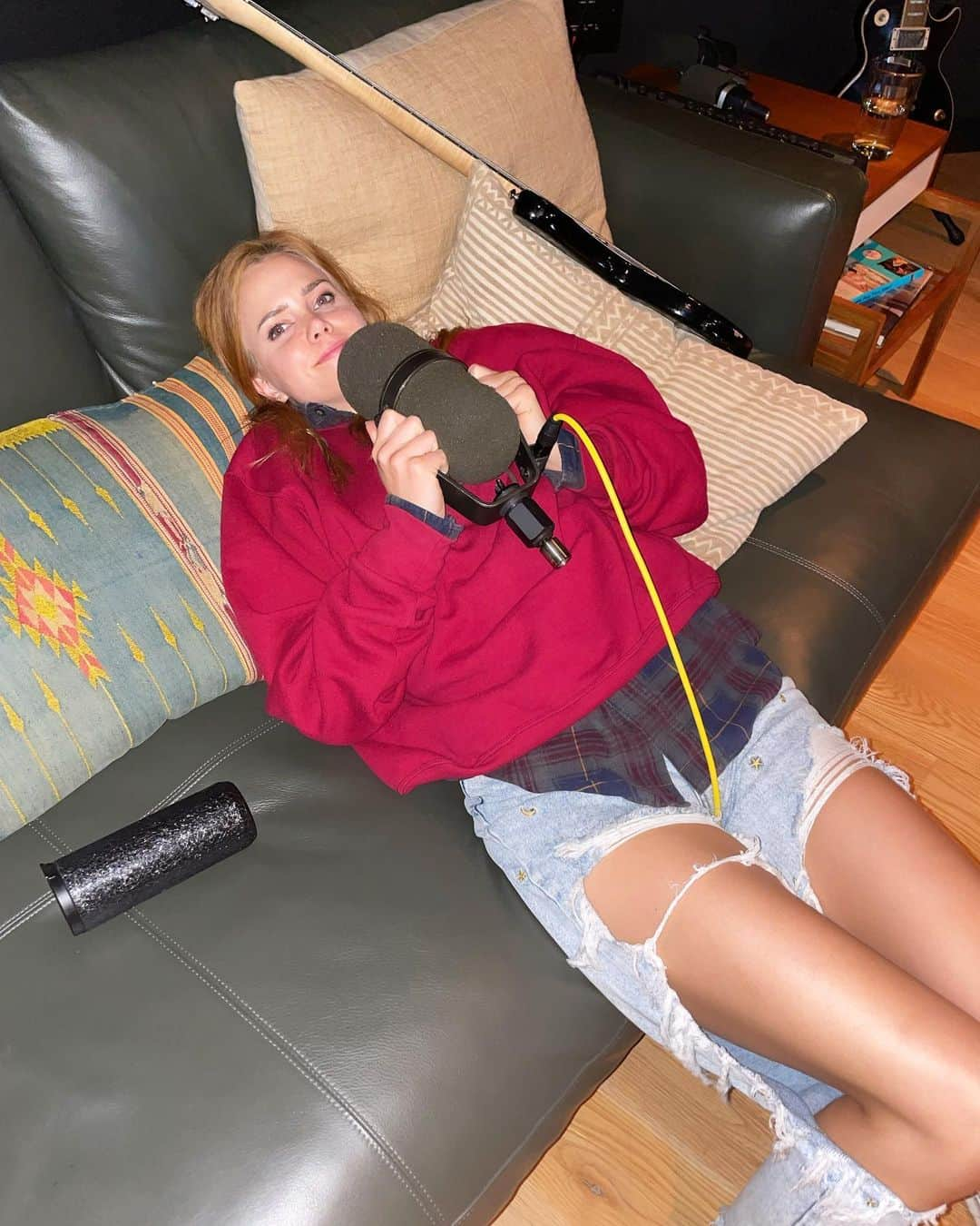 ティファニー・アルボードさんのインスタグラム写真 - (ティファニー・アルボードInstagram)「*Introducing: the couch slouch* 😂 Fun fact: THIS.. is how I recorded two songs off my album. 🙈 // link in Bl0 to stream 🥰 #PhoneCallToHeaven   📖 STORY TIME 👇 ✨ You see.. I had just recorded vocals for “Mean”. And I was emotionally exhausted and feeling a bit sad because of all the feelings and grief was resurfacing. So as we set up to do vocals for the next song I was singing and we tested levels while I sat/sang like this. Then I stood up to go to the real mic and immediately went into “performance sing mode”. So of course the producer, @n8pyfer is like no, go back to how you were on the couch! And I’m like, you mean slouched on the couch, you sure!?!? And he’s like yes.. yup that’s how we’re cutting vocals for this. And it’s one of my favorite vocals. Something extraordinary happened where the vocals felt honest and real and simple while not trying or overthinking. it was for “Celebrate”.. then later I did the same thing for “if I could”. So that is how the couch slouch was born. 😂 DISCLAIMER: Don’t take this as professional singing advice. But also you never know what’ll help you hit the magic. 💁‍♀️the end.」12月1日 9時10分 - tiffanyalvord