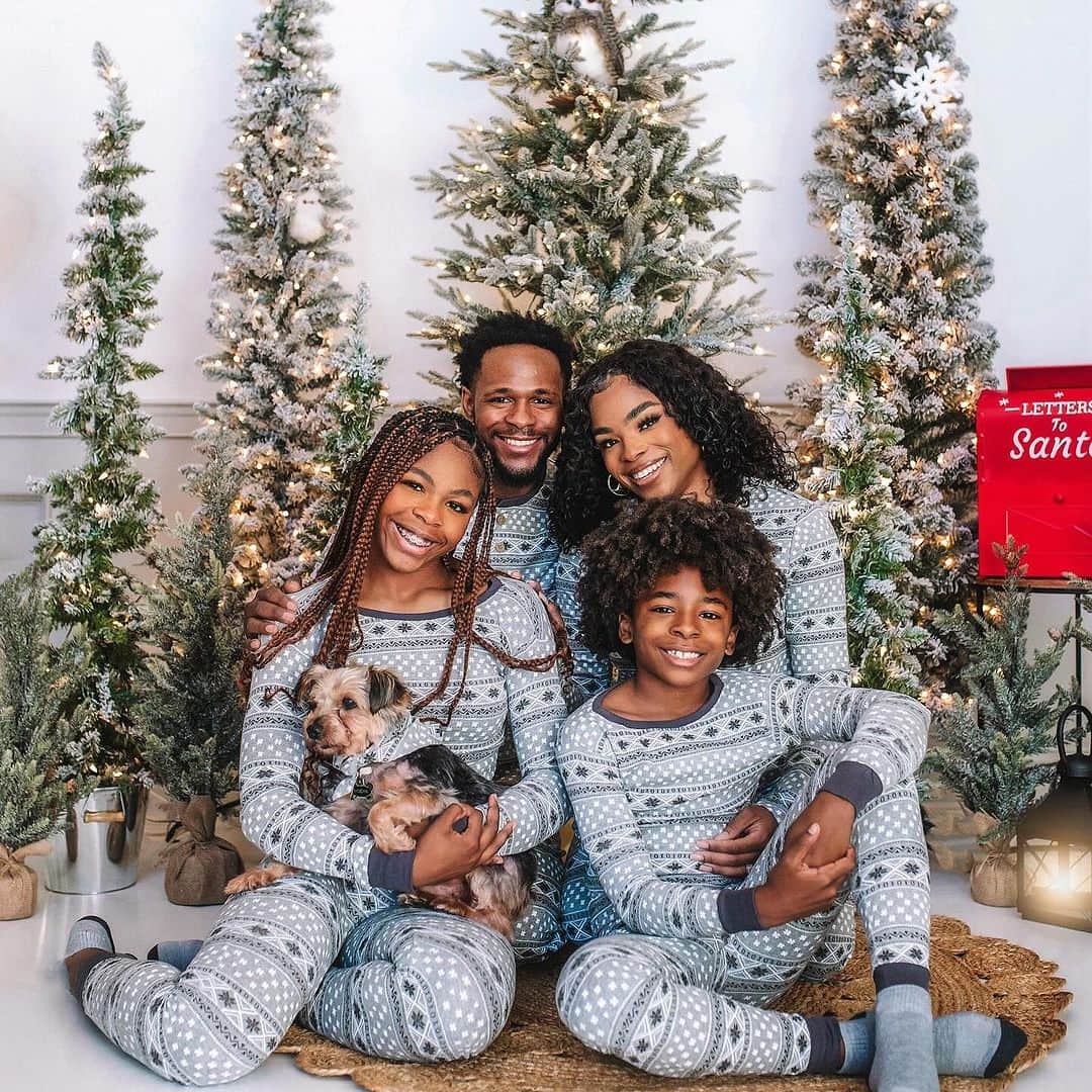 The Honest Companyのインスタグラム：「Snuggle up in style this holiday season with matching jammies for the whole family! 💗👨‍👩‍👧‍👦   Head to the #linkinbio to get yours this holiday season!  	 📷| @lifeofreyhauna」