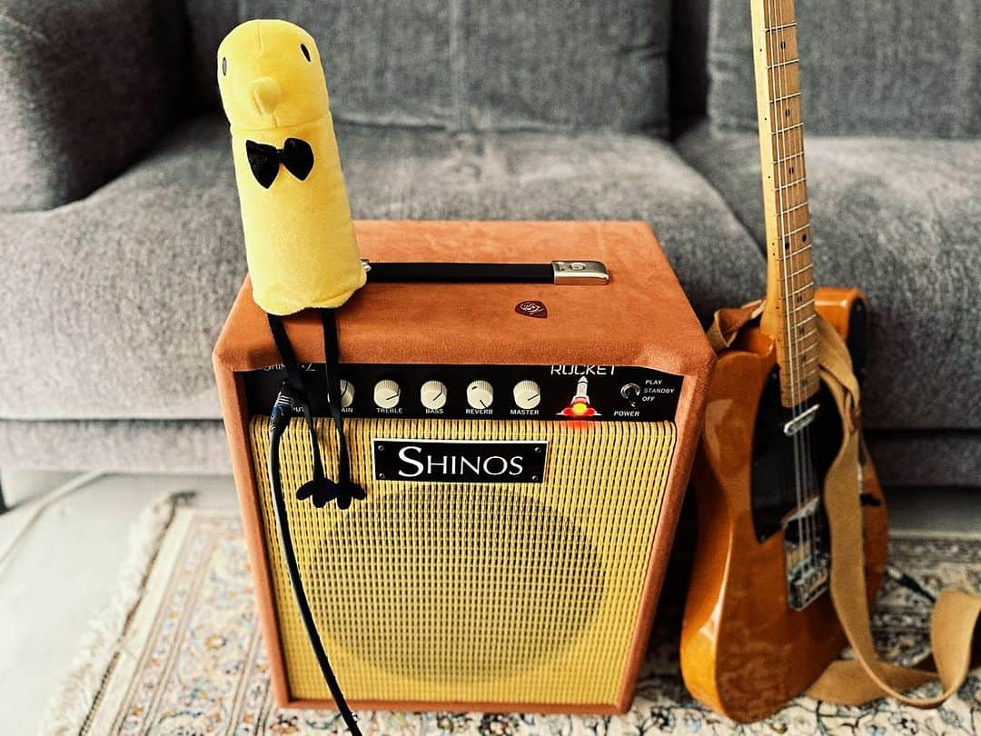 柳田周作のインスタグラム：「SHINOS ROCKET 6L6 / Brown Tolex Nubuck Style  ブルースジュニア探しの旅inお茶の水の道中、想定外の出会いを果たしますた。その時はEL34の載った個体でそちらもまあ良かった(試奏する際の竿が良過ぎたのもある)ので真空管は気分で載せ替えたい。なによりアッテネーターが便利過ぎるのと付属のリバーブとトレモロだけで一生遊べる。空間系は正義。ツマミもシンプルで直感的に音を作れるんだけど、元が良いので基本適当にいじってりゃ良い感じの設定に導いてくれる。ゲイン1時くらいにしといてピッキングニュアンスでドライブさせる感じが極上。ヌバックで覆われた表面もほんとにセクシーでずっとさわさわ撫でてまいます  #shinos #shinosamp」