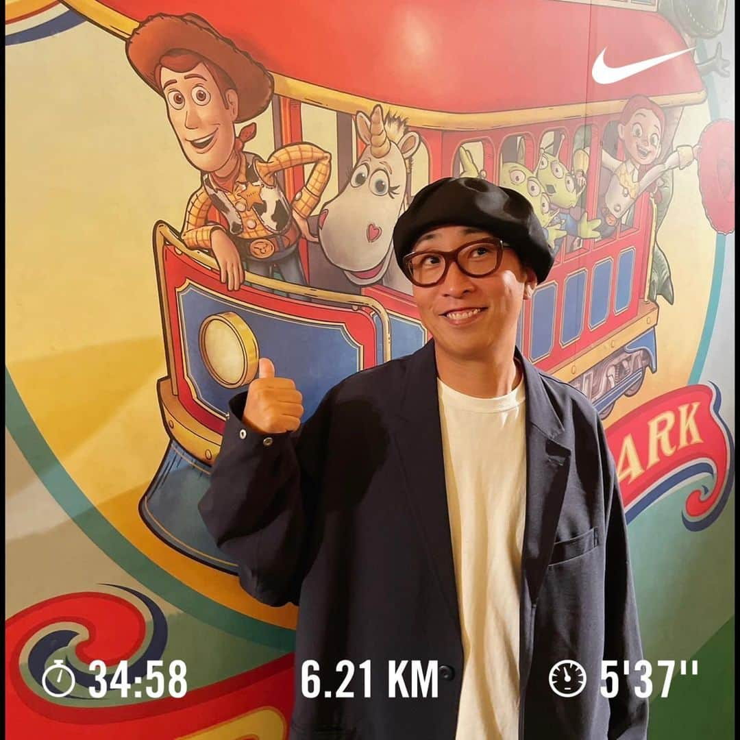 ゆってぃさんのインスタグラム写真 - (ゆってぃInstagram)「🏃‍♂️💨🏃‍♂️  今月も無事（暇）100kラン終了。100kラン仲間の  @norihakaihayabusa もお疲れ様！  ①今月は比較的良い感じで走れました ②学祭シーズンだったのでゴー☆ジャスの衣装を強奪 ③タン塩様は何月でも美味い ④羽田でどぶろっくのスケベ大臣に遭遇。北海道と佐賀へ真逆にさよなら。 ⑤嫁ってぃさんお誕生日。近所の友達たちがお祝いしてくれて本当ありがたい。 ⑥久々にFC東京イベント。ゆりっぺもドロンパも久々でエモかった。 ⑦scafullkingライブとにかく最高でした。来年も見たい！！ ⑧今月の朝活。時計回りで、tractor 、Backerei Brotheim、ALLEY CATS、WORLD BREAKFAST ALLDAY ⑨美味しい物も食べた。兆楽、トラットリア ダル・ビルバンテ・ジョコンド、ふくもり（復活）きくかわ ⑩今月も夫婦仲良くやっております  来月は2023最後の月なので嫌な事忘れてドーーン！！と行ってみよう！！  #ゆってぃ #ワカチコ #人力舎 #学園祭 #飛行機 #朝活 #ディズニーシー #fctokyo #scafullking #BackereiBrotheim #ALLEYCATS #WORLDBREAKFASTALLDAY #tractor #ふくもり #兆楽」12月1日 9時18分 - yutty52_yuta