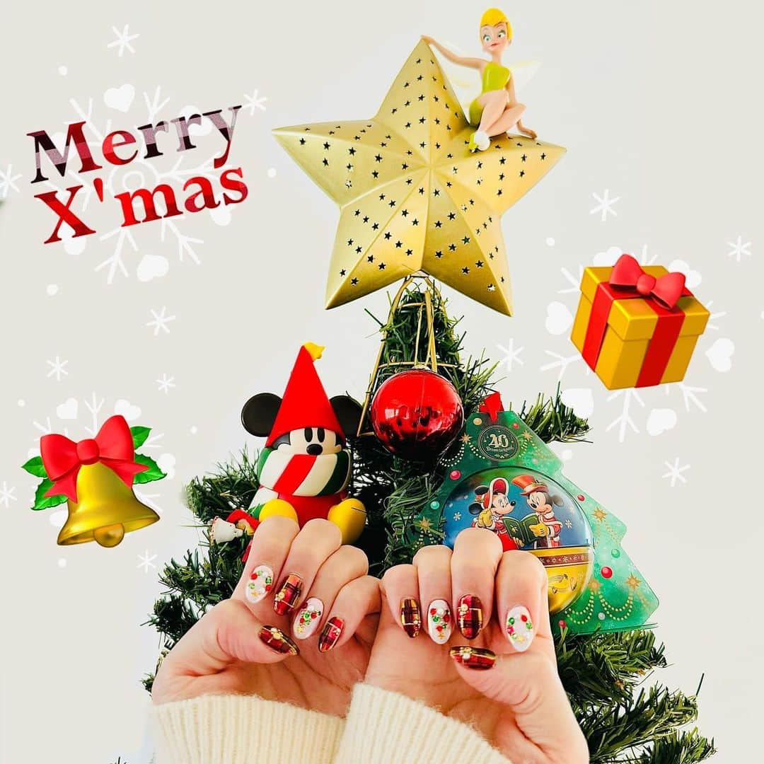 恵美のインスタグラム：「.  お気に入りのサロンで チタネイルをお願いしました💅🏻✨  今回のネイルはクリスマスネイル🎄❤️ ツリー、リース チェックのプレゼントBOXにしました🎁✨  かわいすぎて 会う人みんなに褒めてもらえます😭💕  チタネイルは爪を守りながら ジェルネイルができて 持ちもすごくいいので本当にオススメ❤️  我が家の#クリスマスツリー には #ディズニー がいっぱいだよ🥰  今年は #リルリンリン #40周年 オーナメント #ティンカーベル の ツリートップをGETしました🌟  ツリーもネイルもかわいすぎて ずっと見ていられる🥹💅🏻🎄🎅🏻❤️  #チタネイル #TITANAIL  @titanail.official」