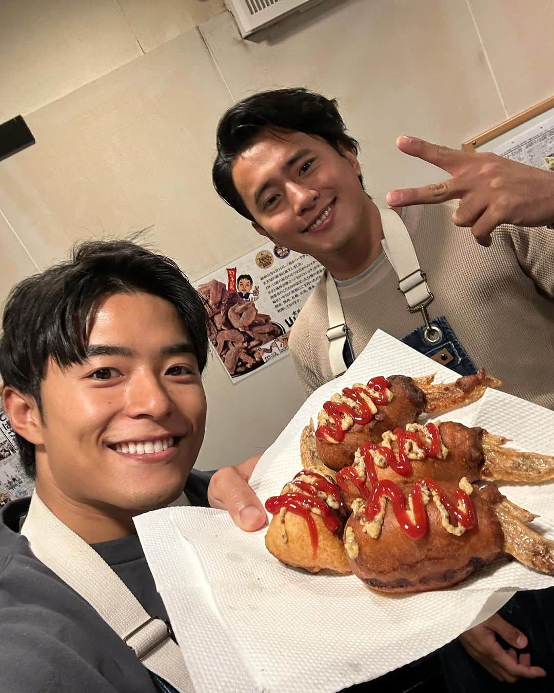 池田航さんのインスタグラム写真 - (池田航Instagram)「世界の山ちゃん！って知ってますか！？  『幻の手羽先』絶品でした🥰 さすがに本家より美味しく作るのは難しいですが、また違った手羽先の美味しい食べ方を発見することが出来ました🤩  お土産手羽先も頂いて、ルンルンで帰りまーす😍  世界の山ちゃん  手羽先 ☆手羽先アメリカンドッグ 手羽先 さけるチーズ(モッツァレラチーズ) 塩コショウ カレー粉 ○ホットケーキミックス  100g ○牛乳 50g ○卵 1個 パン粉  ケチャップ マスタード サラダ菜 (飾り用)  作り方 ①手羽先の骨、軟骨に調理ハサミで切込みを入れて骨を抜く。 ②手羽先の骨を抜いた穴にさけるチーズ(モッツァレラチーズ)を入れて、塩コショウ、カレー粉で味付けする ③ホットケーキミックスを水分を減らして少し固めに混ぜておく ④手羽先をホットケーキミックスに付けてパン粉を周りにまぶして脂でじっくり揚げる。 ⑤お好みでケチャップ、マスタードを付けて完成  今日も素敵な食材と暖かい現地の方達との出会いに感謝💓   次回もお楽しみに☀️  朝お仕事で見られない方に、旅するエプロンTikTokが開設されました！ 【旅するエプロン】でTikTok検索すれば見られます✨️ ぜひフォローよろしくお願いいたします😍  #ZIP #旅するエプロン #スピッツ #Spitz #ZIPファミリー  #水卜麻美 さん  #池田航  @kohcooking    #伊藤楽  @gaku_jh122」12月1日 9時26分 - kohcooking