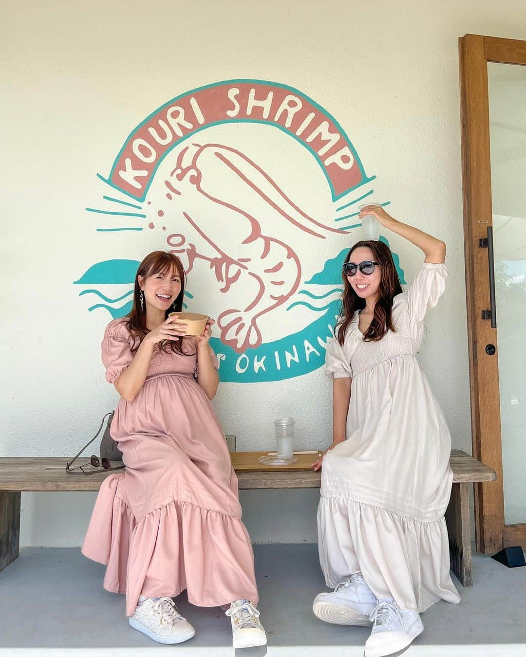 高沢奈苗さんのインスタグラム写真 - (高沢奈苗Instagram)「.  沖縄旅行🏝️続編😛  古宇利島でオススメカフェ探してたら @kourishrimp が人気だったので行ってみた🦐💛  濃いめのガーリックがクセになる旨さ😋見た目もかわいいしお店も❣️  海を眺めながらガーリックシュリンプ、THE南国感を味わえた🏝️💕  この日はウミカジテラスで一目惚れしておそろで買ったワンピースを着ておでかけ😉  @oluolu_umikajiterrace  ちなみに付けてるピアスもこちらのもの💁‍♀️✨  かわいい服と小物がいっぱいだった〜♡ ハワイにもお店があるみたい💡  まさか沖縄行って服買うと思ってなかったけど！（海外ならよくあるね〜） これもまた良い思い出😙🌈  .  .  #沖縄旅行 #女子旅 #古宇利島 #コウリシュリンプ #ガーリックシュリンプ #沖縄グルメ #海の見えるカフェ #古宇利島カフェ #リゾートコーデ #ガーリックシュリンプとサイダー #炭酸との相性バツグン」12月1日 9時26分 - nanaetakasawa