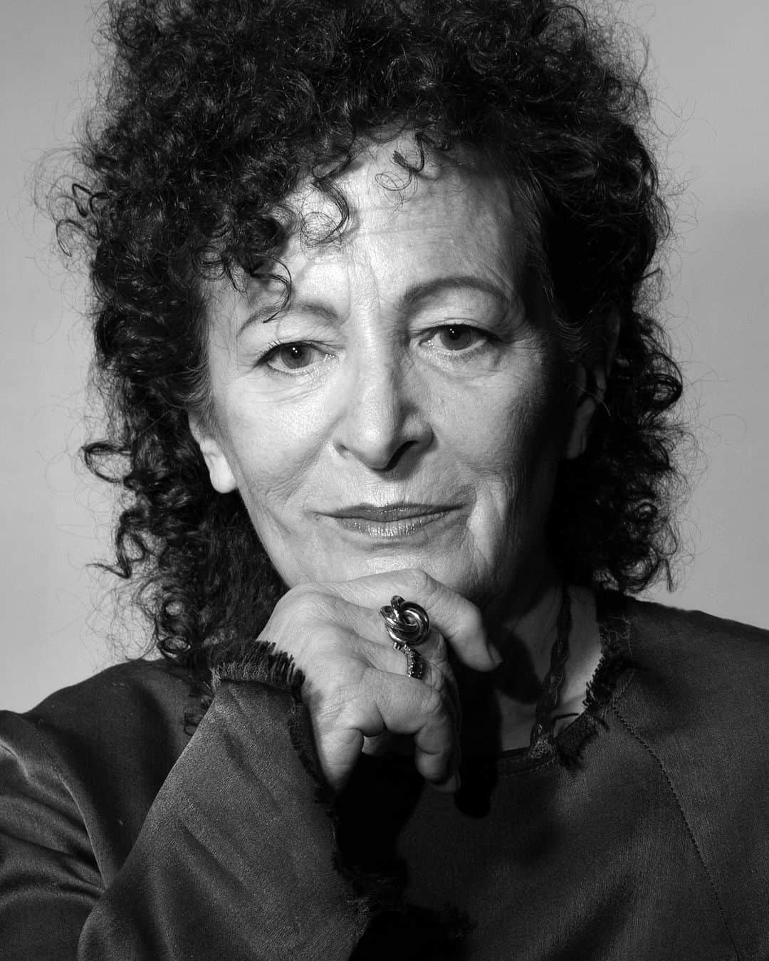 のインスタグラム：「Congratulations to Nan Goldin (@nangoldinstudio), who has been named number one in the 2023 annual “ArtReview” Power 100 list! For the first time in the list's history, the top ten positions are artists, all of them sharing a common cause of not simply making work for museums and galleries, but also using their status to champion and effect wider social change.  Among the most consequential artists of our time, Goldin’s photographs and moving-image works address essential themes of identity, love, sexuality, addiction, and mortality. Uniting art and activism, Goldin has confronted the HIV/AIDS epidemic since the 1980s and today brings international attention to the overdose crisis.  "Full Moon," an exhibition featuring Goldin’s video "Sirens" and large-scale photographs, is on view at Gagosian, Basel, through January 27. Follow the link in our bio to learn more. __________ #NanGoldin #Power100 #Gagosian @artreview_magazine Nan Goldin. Photo: Thea Traff (@theatraff)」