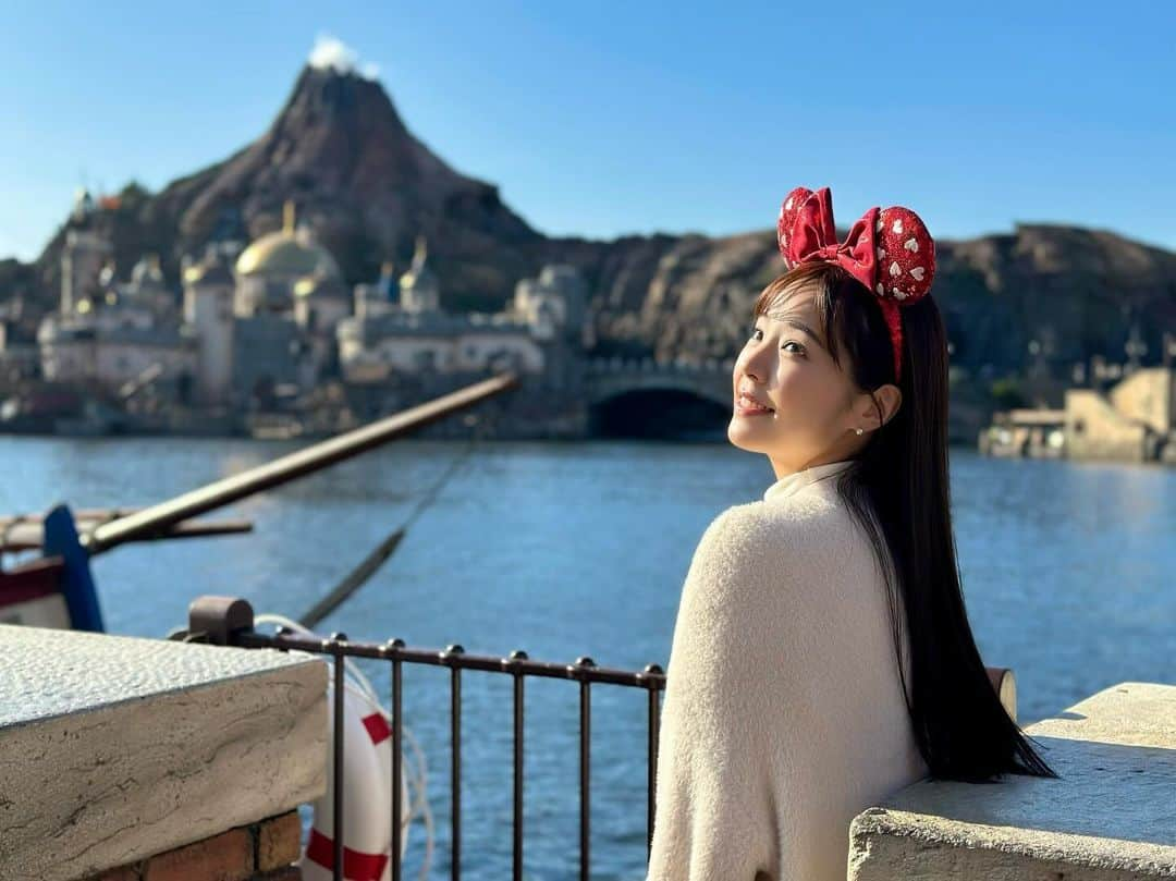 川村那月のインスタグラム：「皆さんこんにちは！本日より12月ですね☺️☀️  1年があっという間に感じます🥹  皆さんにとって、良い年の締めくくりになりますように🪄💕ﾋﾞﾋﾞﾃﾞｨﾊﾞﾋﾞﾃﾞｨﾌﾞｰ  #Disneysea #2023年 #年末 #12月 #川村那月」