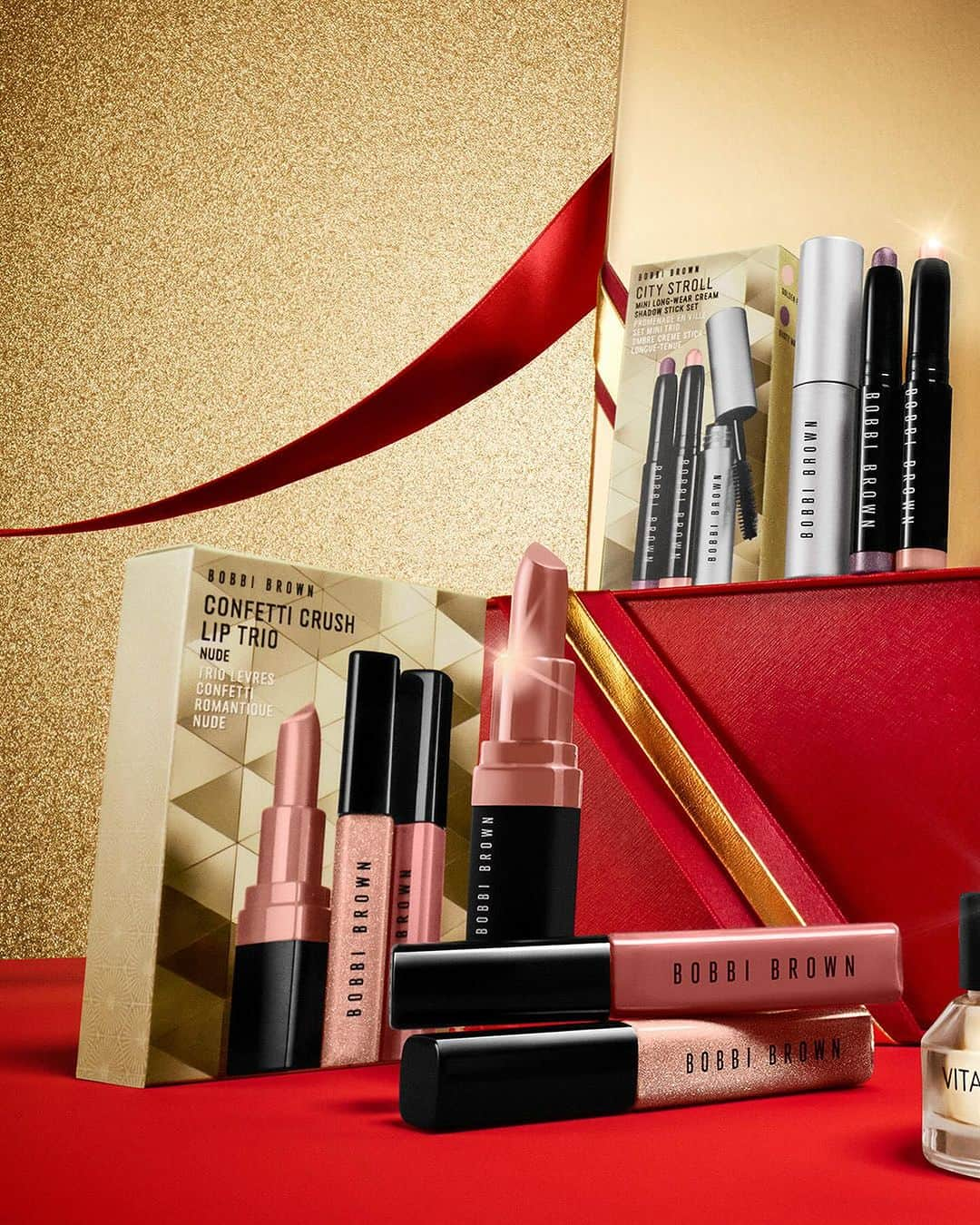 ボビイブラウンのインスタグラム：「Stuff their stockings with beauty-filled surprises. Our limited-edition gift sets and party-hopping minis make it easy to take glamorous essentials everywhere you go.  GET GIFTING: • Confetti Crush Lip Trio in Nude: 2 Deluxe Sample Crushed Oil-Infused Glosses in Bellini and Free Spirit and a Deluxe Sample Crushed Lip Color in Sazan Nude • City Stroll Mini Long-Wear Cream Shadow Stick Set: 2 Mini Long-Wear Cream Shadow Sticks in Golden Pink and Dusty Mauve, paired with a Mini Smokey Eye Mascara • Mini Vitamin Enriched Face Base • Mini Skin Long-Wear Weightless Foundation • Mini Highlighting Powder • Confetti Crush Lip Trio in Pink: 2 Deluxe Sample Crushed Oil-Infused Glosses in Love Letter and New Romantic and a Deluxe Sample Crushed Lip Color in Lilac  #BobbiBrown #BobbiBrownHolidayCollection #Minis #HolidayBeauty #LimitedEdition #Makeup」