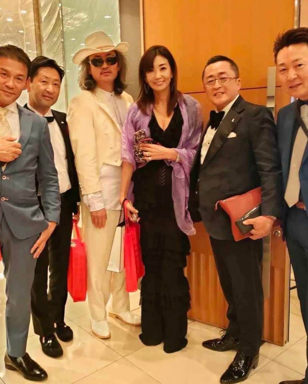中島史恵のインスタグラム：「今日は女性国際企業家さんのドレスコードもあるパーティでしたので、ちょっとおめかししてお祝いに伺わせて頂きました😊  最近お気に入りのティファニーオープンハート風の（笑）ぷっくりした❤️の感じが気に入ってるネックスをつけて😊。」