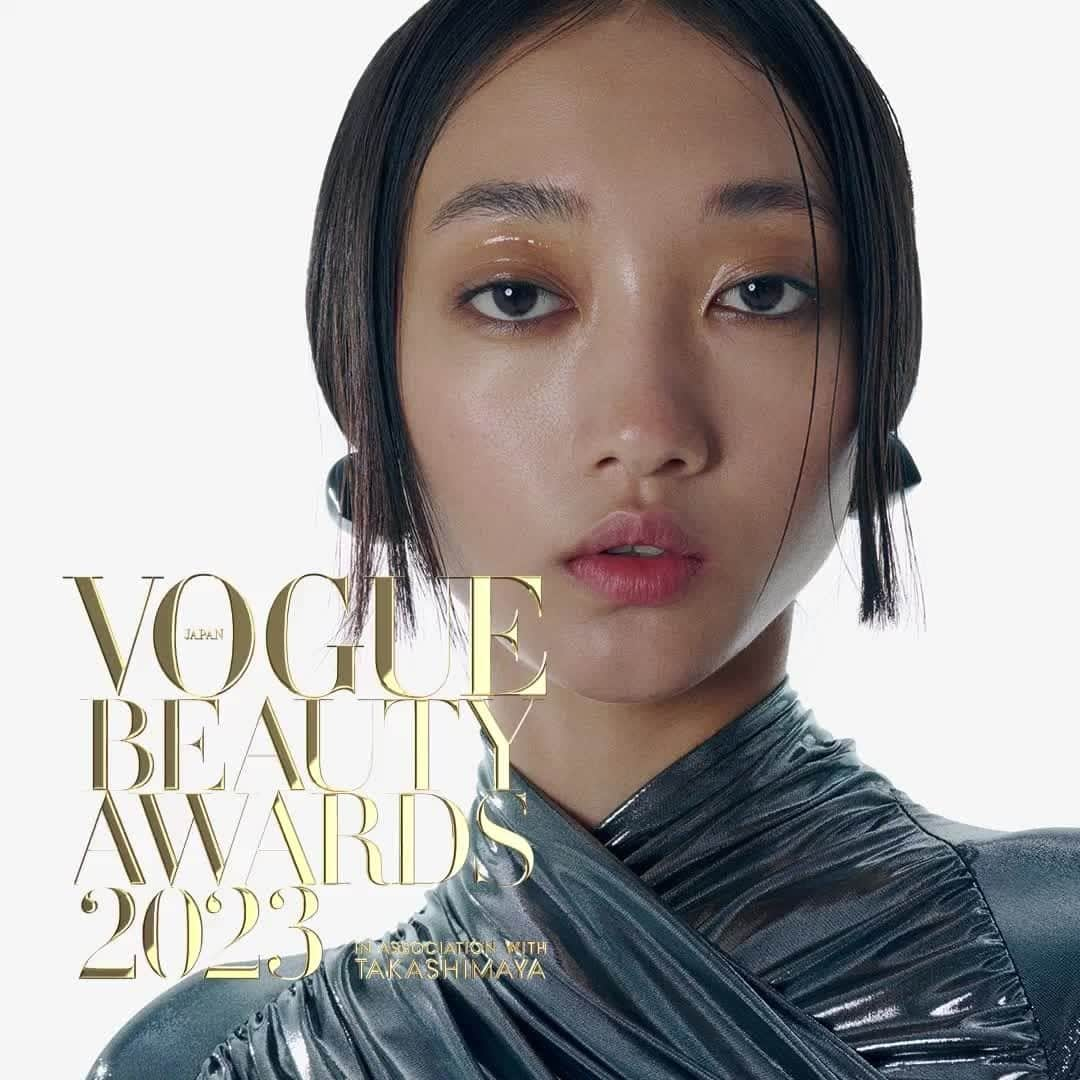 VOGUE JAPANのインスタグラム：「2023年の#ベストコスメ を決定する#ヴォーグビューティーアワード を発表✨MEGUMIや川上未映、GYUTAEなど美のプロフェッショナルたちが選ぶ、至極の名品とは？受賞アイテムはプロフィールのリンクより。  Photography @junyasui Styling @chie_atsumi Prop @nazzzzna Makeup @rieshiraishi1220 Hair @shotaro.ao Nail @nail_lueur Models @mona_kawasaki25 #CaoHe #Yo Editors @suntaning @mskymst  #voguebeautyawards #vba2023 #voguejapan_beauty #VBAJP」