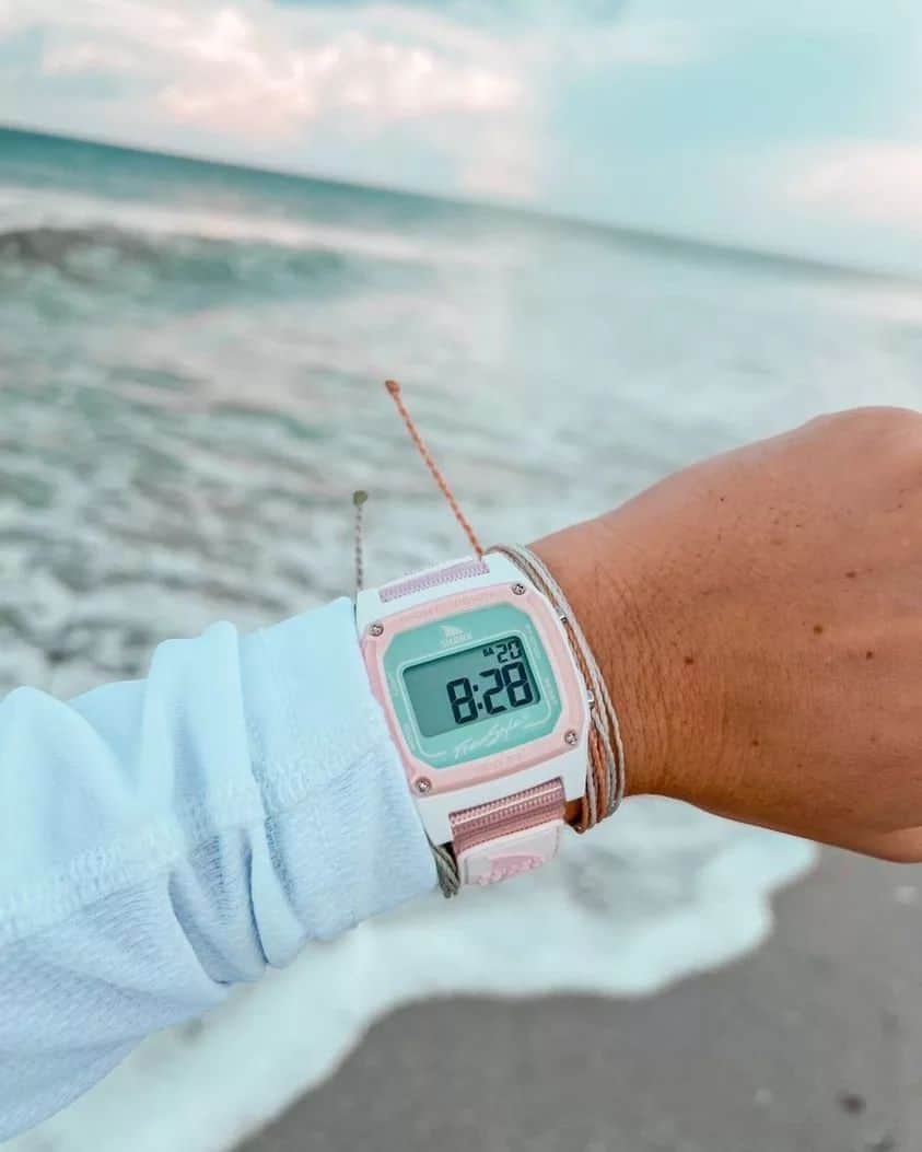 フリースタイルのインスタグラム：「Bring the coastal vibes wherever you go with @freestylewatches 🌊   🦈: #sharkwatch Bashful 📷: @lexxii.mc _ #myfreestylewatch #beachstyle #styleinspo #beachlife #oceanview #watchoftheday #coastalvibes」