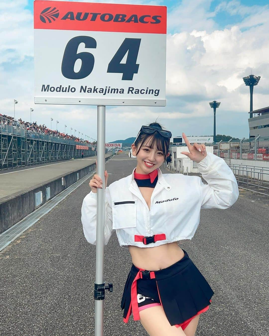 池永百合のインスタグラム：「おはようございます☀  大好きな64号車グリッドボード🏁  最近インスタの投稿をサボっていたのでこれからまた頑張る👍  9,10月がバタバタしてたら11月もあっという間に過ぎて 気づいたら12月に突入😳 一年が早過ぎでびっくり。笑  私は月曜日から福岡にいて、もつ鍋、豚骨ラーメン、水炊き、焼き鳥などたくさん美味しいものを食べてきました🍴✨  帰りの空港でもラーメン食べれるといいな🍜  明日はフェスタソーレ横浜撮影会です📷 横浜での撮影会は初めてかも！！ 来てくださる皆さん宜しくお願いします❤️  #Modulo64 #ModuloNakajimaRacing  #SUPERGT #raceqeen #レースクイーン　 #グリッドボード #gridgirls #asiangirls  #좋아요 #셀카 #팔로우 #얼스타그램　#일본 #귀여워 #카메라  #攝影 #旅遊攝影 #拍攝 #寫真 #攝影日記 #人像攝影」