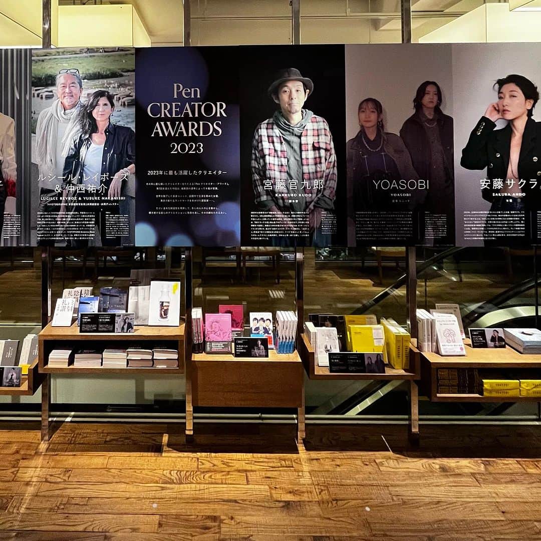代官山 蔦屋書店　DAIKANYAMA T-SITEさんのインスタグラム写真 - (代官山 蔦屋書店　DAIKANYAMA T-SITEInstagram)「Pen CREATORS WEEK 2023.12.01-12.07 at SHARE LOUNGE @penmagazine   ───────── 代官山 蔦屋書店では、期間中Pen クリエイター・アワード2023の企画展⽰を行います。 「クリエイター・アワード」の2023受賞者や、WEBの連動企画「BREAKING」に登場したクリエイターの紹介、作品公募×ワークショップのプロジェクト「NEXT」で制作した作品の展示を実施きています。ぜひお越しください。  ●クリエイター・アワードとは  Penは1997年の創刊以来、 さまざまなクリエイションに光を当て、 その魅力や価値をひも解き、伝えてきました。  「Pen CREATOR AWARDS」は、 クリエイターに敬意を表して2017年にスタート。 その年を象徴するクリエイターを選び、たたえてます。  今年度からはそのコンセプトを拡張し、 いままさに輝きはじめた旬な才能や 未来を担うクリエイターたちに目を向け、 継続的なプログラムとして力を注いでいきます。  このアワードがすべての人にとって、 クリエイティビティを発揮するチカラとなることを願っています。  ───────  #pen  #creatorawards  #クリエイターアワード  #代官山蔦屋書店  #daikanyamatsutaya」12月1日 9時42分 - daikanyama.tsutaya