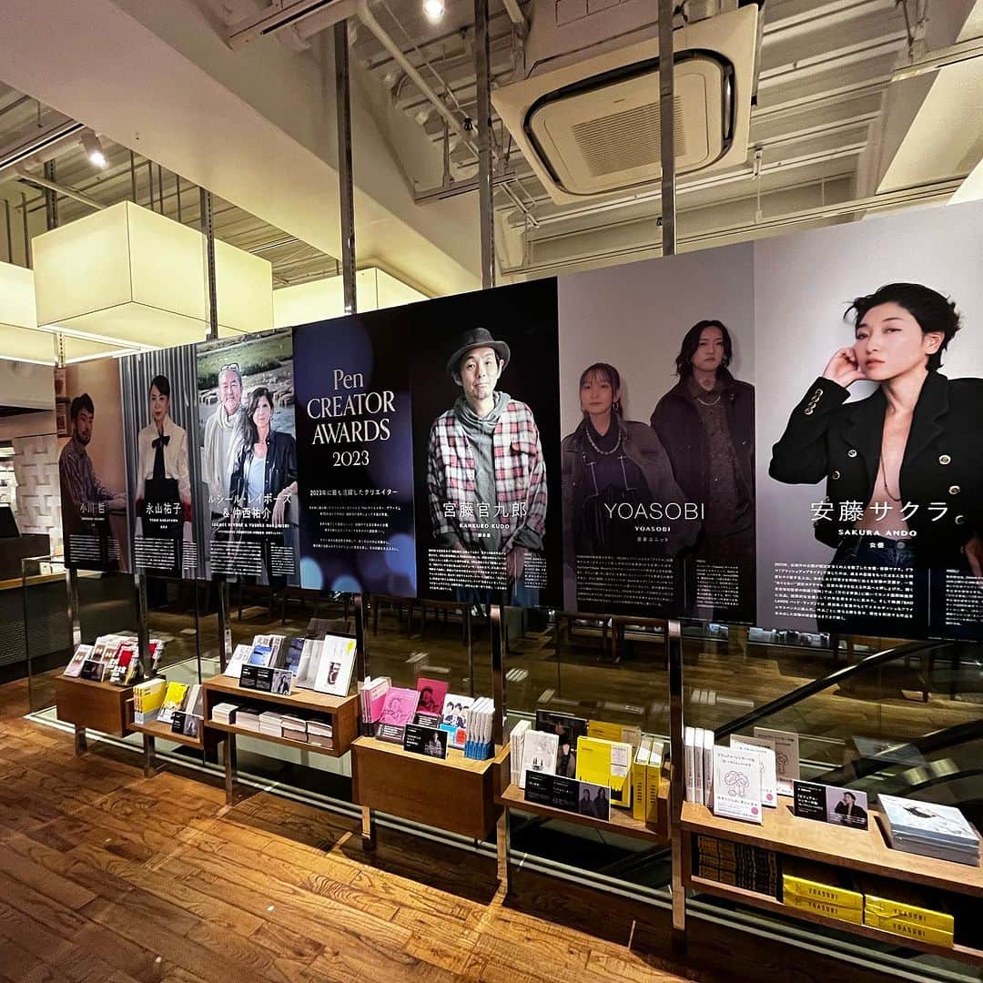 代官山 蔦屋書店　DAIKANYAMA T-SITEさんのインスタグラム写真 - (代官山 蔦屋書店　DAIKANYAMA T-SITEInstagram)「Pen CREATORS WEEK 2023.12.01-12.07 at SHARE LOUNGE @penmagazine   ───────── 代官山 蔦屋書店では、期間中Pen クリエイター・アワード2023の企画展⽰を行います。 「クリエイター・アワード」の2023受賞者や、WEBの連動企画「BREAKING」に登場したクリエイターの紹介、作品公募×ワークショップのプロジェクト「NEXT」で制作した作品の展示を実施きています。ぜひお越しください。  ●クリエイター・アワードとは  Penは1997年の創刊以来、 さまざまなクリエイションに光を当て、 その魅力や価値をひも解き、伝えてきました。  「Pen CREATOR AWARDS」は、 クリエイターに敬意を表して2017年にスタート。 その年を象徴するクリエイターを選び、たたえてます。  今年度からはそのコンセプトを拡張し、 いままさに輝きはじめた旬な才能や 未来を担うクリエイターたちに目を向け、 継続的なプログラムとして力を注いでいきます。  このアワードがすべての人にとって、 クリエイティビティを発揮するチカラとなることを願っています。  ───────  #pen  #creatorawards  #クリエイターアワード  #代官山蔦屋書店  #daikanyamatsutaya」12月1日 9時42分 - daikanyama.tsutaya