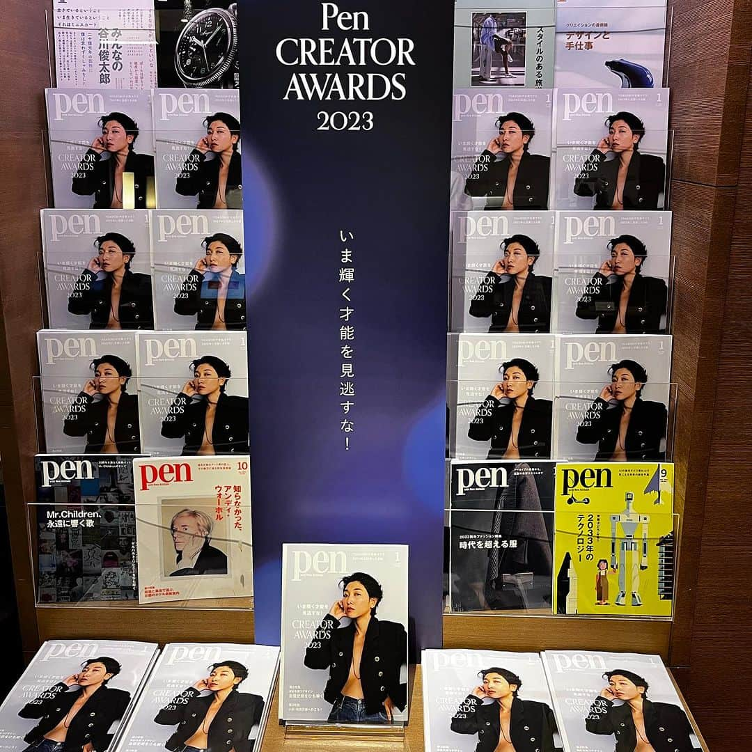 代官山 蔦屋書店　DAIKANYAMA T-SITEさんのインスタグラム写真 - (代官山 蔦屋書店　DAIKANYAMA T-SITEInstagram)「Pen CREATORS WEEK 2023.12.01-12.07 at SHARE LOUNGE @penmagazine   ───────── 代官山 蔦屋書店では、期間中Pen クリエイター・アワード2023の企画展⽰を行います。 「クリエイター・アワード」の2023受賞者や、WEBの連動企画「BREAKING」に登場したクリエイターの紹介、作品公募×ワークショップのプロジェクト「NEXT」で制作した作品の展示を実施きています。ぜひお越しください。  ●クリエイター・アワードとは  Penは1997年の創刊以来、 さまざまなクリエイションに光を当て、 その魅力や価値をひも解き、伝えてきました。  「Pen CREATOR AWARDS」は、 クリエイターに敬意を表して2017年にスタート。 その年を象徴するクリエイターを選び、たたえてます。  今年度からはそのコンセプトを拡張し、 いままさに輝きはじめた旬な才能や 未来を担うクリエイターたちに目を向け、 継続的なプログラムとして力を注いでいきます。  このアワードがすべての人にとって、 クリエイティビティを発揮するチカラとなることを願っています。  ───────  #pen  #creatorawards  #クリエイターアワード  #代官山蔦屋書店  #daikanyamatsutaya」12月1日 9時42分 - daikanyama.tsutaya