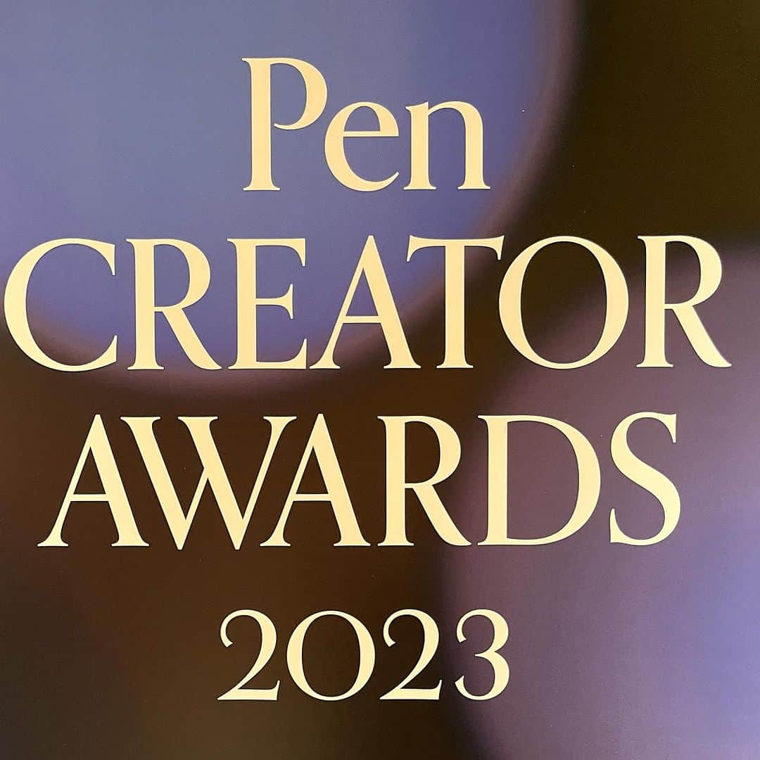 代官山 蔦屋書店　DAIKANYAMA T-SITEさんのインスタグラム写真 - (代官山 蔦屋書店　DAIKANYAMA T-SITEInstagram)「Pen CREATORS WEEK 2023.12.01-12.07 at SHARE LOUNGE @penmagazine   ───────── 代官山 蔦屋書店では、期間中Pen クリエイター・アワード2023の企画展⽰を行います。 「クリエイター・アワード」の2023受賞者や、WEBの連動企画「BREAKING」に登場したクリエイターの紹介、作品公募×ワークショップのプロジェクト「NEXT」で制作した作品の展示を実施きています。ぜひお越しください。  ●クリエイター・アワードとは  Penは1997年の創刊以来、 さまざまなクリエイションに光を当て、 その魅力や価値をひも解き、伝えてきました。  「Pen CREATOR AWARDS」は、 クリエイターに敬意を表して2017年にスタート。 その年を象徴するクリエイターを選び、たたえてます。  今年度からはそのコンセプトを拡張し、 いままさに輝きはじめた旬な才能や 未来を担うクリエイターたちに目を向け、 継続的なプログラムとして力を注いでいきます。  このアワードがすべての人にとって、 クリエイティビティを発揮するチカラとなることを願っています。  ───────  #pen  #creatorawards  #クリエイターアワード  #代官山蔦屋書店  #daikanyamatsutaya」12月1日 9時42分 - daikanyama.tsutaya