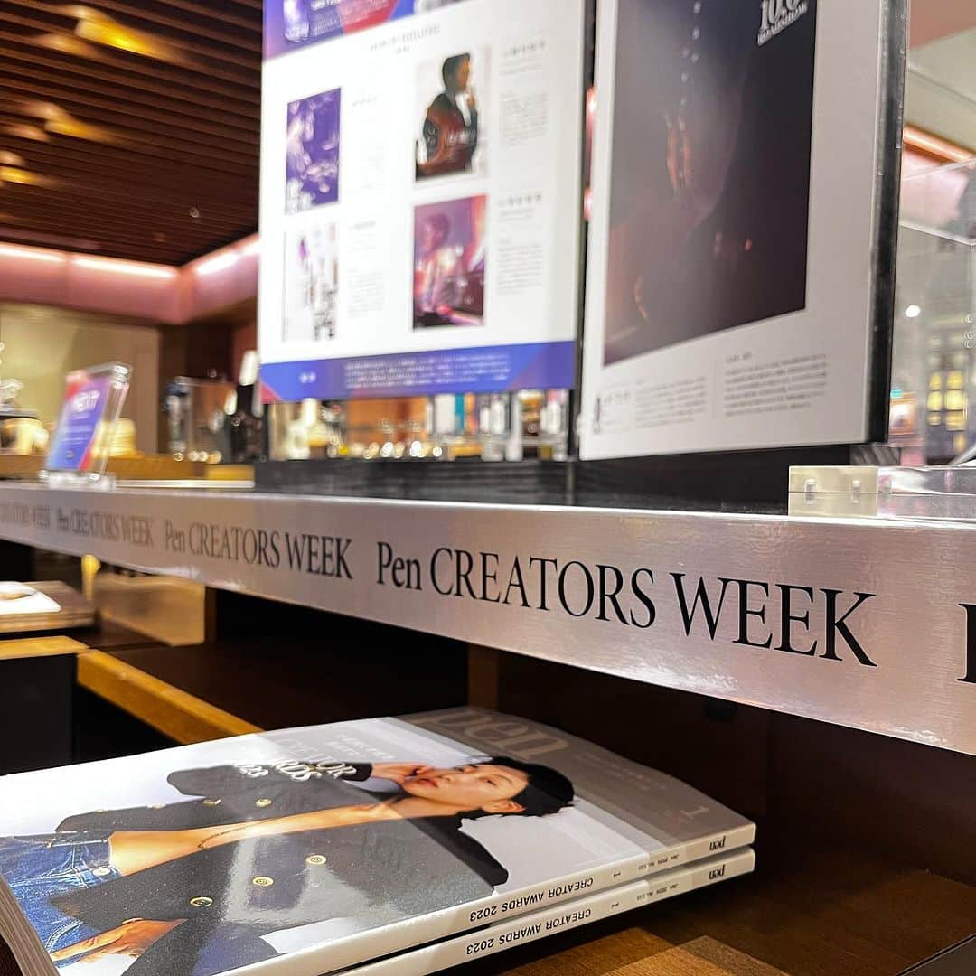 代官山 蔦屋書店　DAIKANYAMA T-SITEさんのインスタグラム写真 - (代官山 蔦屋書店　DAIKANYAMA T-SITEInstagram)「Pen CREATORS WEEK 2023.12.01-12.07 at SHARE LOUNGE @penmagazine   ───────── 代官山 蔦屋書店では、期間中Pen クリエイター・アワード2023の企画展⽰を行います。 「クリエイター・アワード」の2023受賞者や、WEBの連動企画「BREAKING」に登場したクリエイターの紹介、作品公募×ワークショップのプロジェクト「NEXT」で制作した作品の展示を実施きています。ぜひお越しください。  ●クリエイター・アワードとは  Penは1997年の創刊以来、 さまざまなクリエイションに光を当て、 その魅力や価値をひも解き、伝えてきました。  「Pen CREATOR AWARDS」は、 クリエイターに敬意を表して2017年にスタート。 その年を象徴するクリエイターを選び、たたえてます。  今年度からはそのコンセプトを拡張し、 いままさに輝きはじめた旬な才能や 未来を担うクリエイターたちに目を向け、 継続的なプログラムとして力を注いでいきます。  このアワードがすべての人にとって、 クリエイティビティを発揮するチカラとなることを願っています。  ───────  #pen  #creatorawards  #クリエイターアワード  #代官山蔦屋書店  #daikanyamatsutaya」12月1日 9時42分 - daikanyama.tsutaya