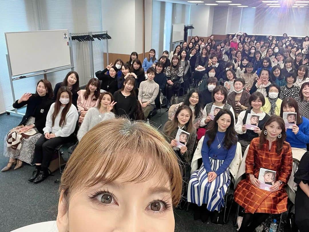 君島十和子さんのインスタグラム写真 - (君島十和子Instagram)「お待たせしました🙇 大阪のNHK講座のご報告です。  大阪・梅田での トークショーに 本当に沢山のお客様が集まって下さって 下さいました！ この日の関西も 非常に温かい1日で コートは1度も手を 通す事も無く…  今年はリアルイベントで、 実際にお客様の目を見ながら、 お話しをさせて頂ける機会が 多くて、とっても勉強になりました。  特にコミュニケーションが 大切な時代だからこそ、 私にとって 本当に大切な時間です。  #大阪 #梅田 #NHK #トークショー #出張 #ネイビー #ftcbeauty #君島十和子」12月1日 10時02分 - ftcbeauty.official