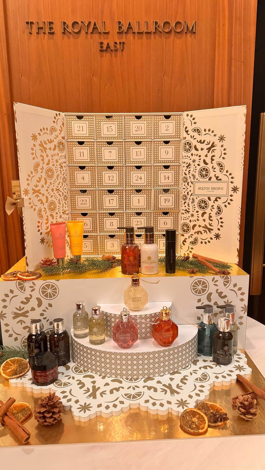 珠久美穂子のインスタグラム：「ORIENTAL HOTEL KOBE⚓️✨✨  英国のフレグランスブランド 『Molton Brown 🎄X'mas party』が ORIENTAL HOTEL KOBEで行われました✨  イギリス🇬🇧からMark Ceo. Kバレエ カンパニーのプリンシパル 堀内 將平さんによるトークショー🎤 （瞑想🧘🧘‍♀️はやはりいいらしい）  バレリーナによるサプライズもあり 素敵なひと時でした🍾  『モルトンブラウン』 アメニティはORIENTAL HOTEL KOBEで使用できる 宿泊プランもあるみたい✨✨  この時期限定の🎄 クリスマスアドベントカレンダーが 欲しくてたまらない🤭かわいい✨✨  サンタ🎅さーん🎁✨✨ お願いします🤭  ⭐️モルトンブラウン神戸BAL店 📍神戸市中央区三宮町3-6-1神戸BAL 2階  ⭐️ORIENTAL HOTEL KOBE 📍神戸市中央区京町25  #Molton Brown #モルトンブラウン  ＃神戸 BAL #フレグランス」