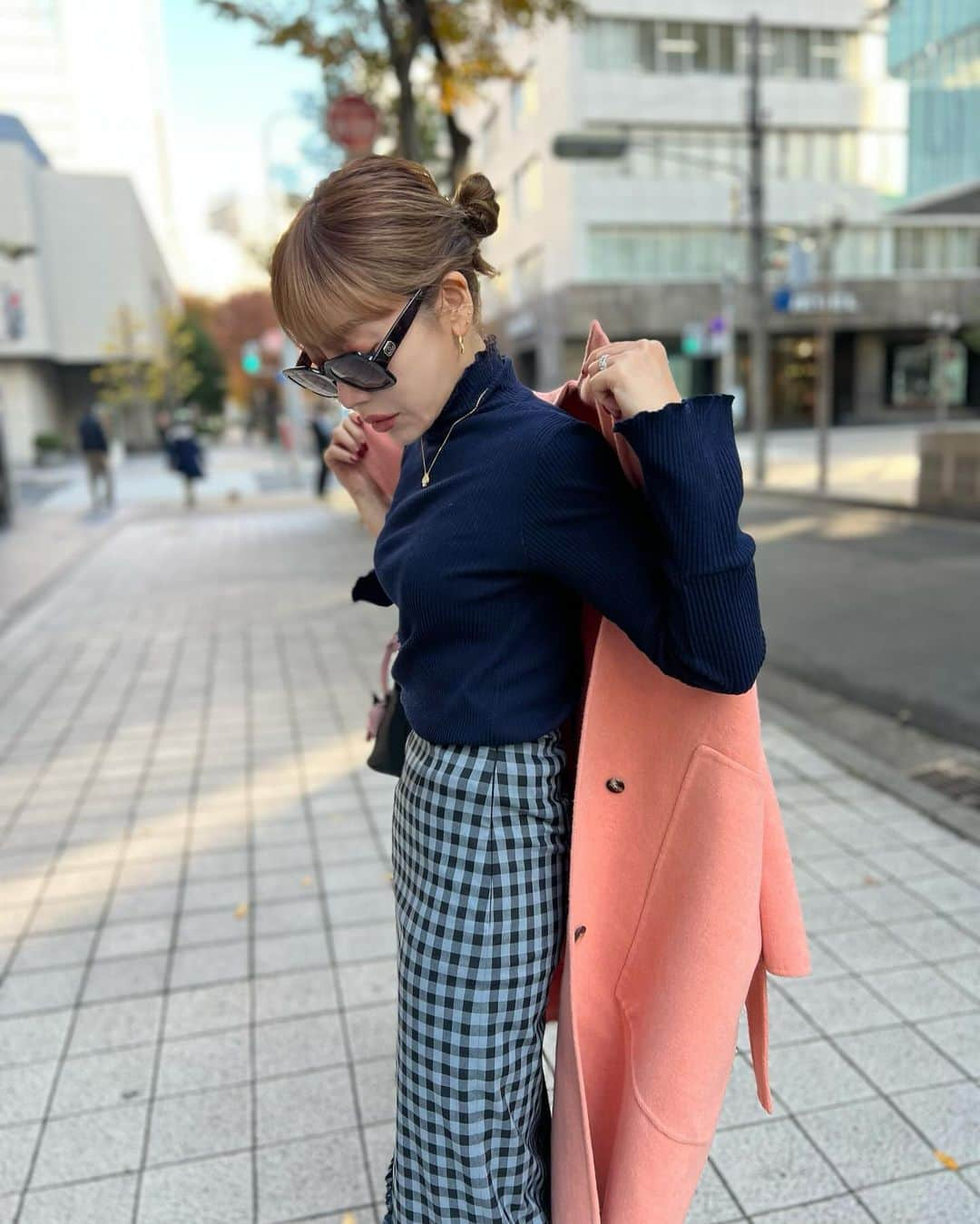 rinのインスタグラム：「⁡ ⁡ ⁡ ⁡ 昨日も寒くて寒くて🥶 ⁡ ブルー系のギンガムに一目惚れした生地で 仕立てた🎂スカート🪡 ⁡ 伸縮性があり、シワにもなりにくくて👌 ⁡ 伸縮性もあるので無地よりS.M共にサイジングを 少し小さくしてます。 イベントにてぜひ試着してみて下さいね🩵 私は160cmでS着用です。 ⁡ リブトップスは今日も色違い着てる🤣 アクセも髪型まで昨日と同じ… 無意識あるある🤲 ⁡ ⁡ ⁡ ⁡ ⁡ ⁡ ⁡ ⁡ ⁡ ⁡ ⁡ ⁡ ⁡ ⁡ #fashion#ootd#outfit#coordinate#baybeeonline#glowplus#hermes#ボリード27#40代コーデ#40代ファッション#コーデ#コーディネート」