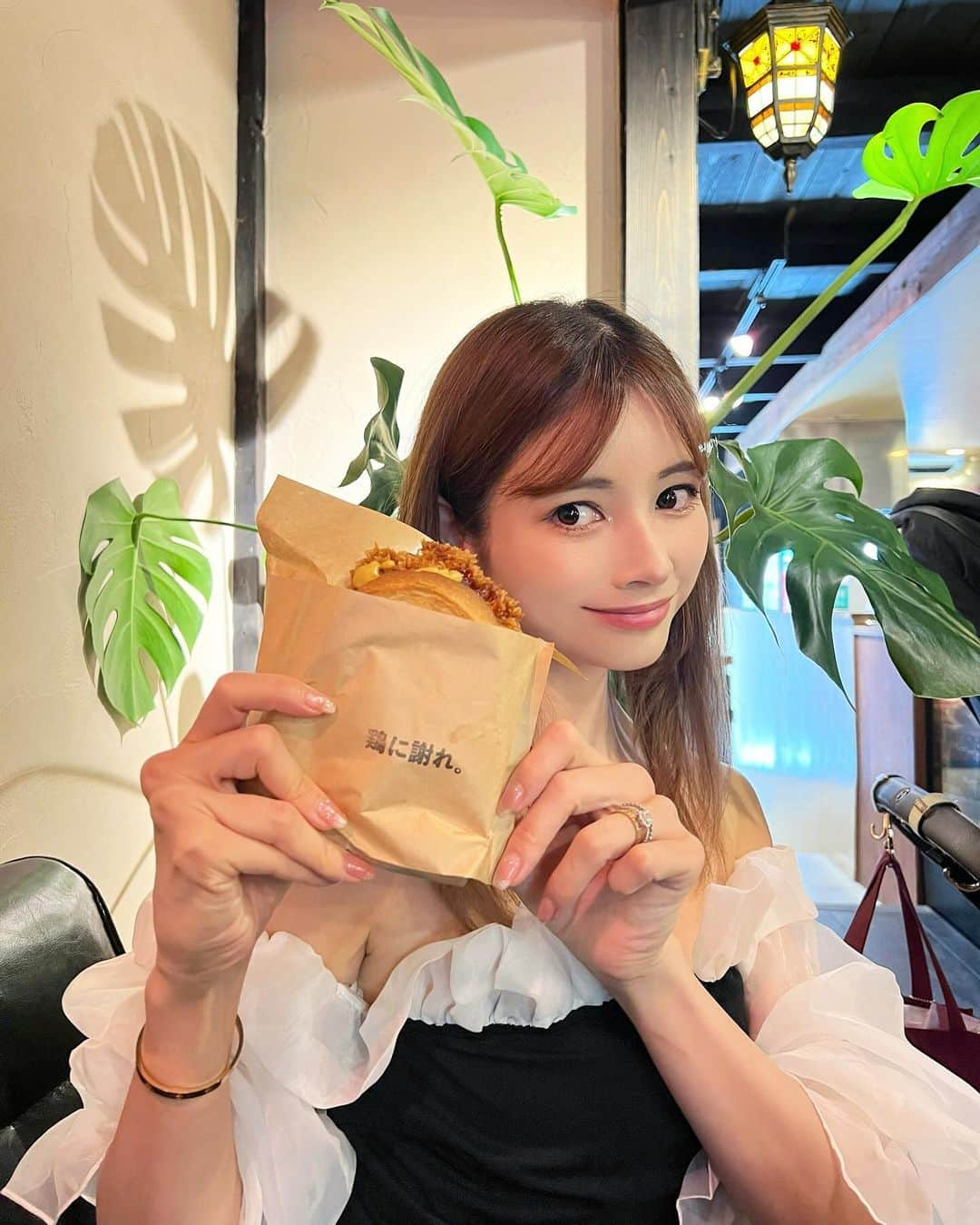 得あゆさんのインスタグラム写真 - (得あゆInstagram)「京都行ったら必ず食べるもの🐣 @hilite.kyoto  #鶏に謝れ#鶏に謝れハイライトカツサンド  ・ ・ ・ ・ ・ ・ ・ ・ ・ ・ ・ ・ ・ ・ ・ ・ ・ ・ #鶏肉#ヘルシーランチ#サンドウィッチ#カツサンド#鶏肉料理#京都#京都グルメ#京都ランチ#京都カフェ#京都ごはん#京都河原町#サンドイッチ#サンドイッチ専門店#サンドイッチ弁当#sandwich#チキン#チキンカツ#チキンナゲット#ダイエット中#産後ママ#産後ダイエット#グルメ#グルメ女子#食べ歩き#京都食べ歩き#食べるの大好き#お買い物#リピート決定」12月1日 9時59分 - tokuayu819