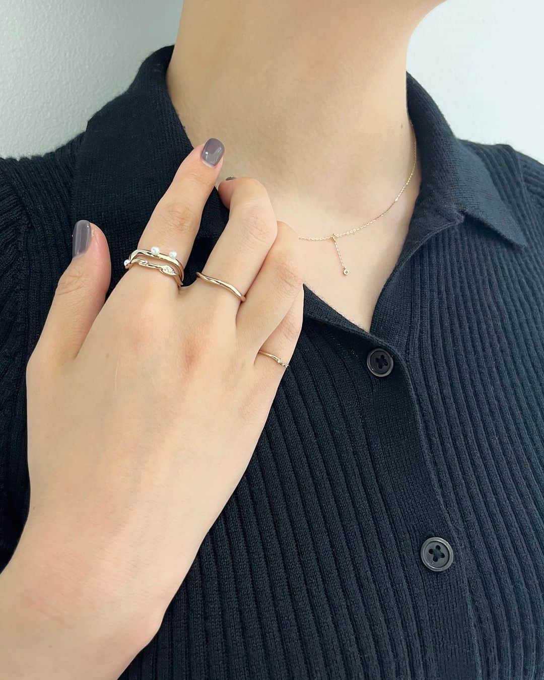 エテのインスタグラム：「《Styling》 - 熊本New-S店  ミストピンクゴールドの"Puzzle Ring"で手元にボリュームを。  首元は繊細な輝きを放つK10 Treatのネックレスを合わせて上品に仕上げました。  #ete #エテ #ete_style」