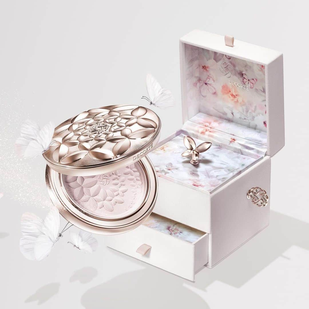 DECORTÉのインスタグラム：「A once-a-year encounter. Special face powder "Marcel Wanders Collection" is available today, together with the enchanting tones of a music box.  [Regarding the sale date of DECORTÉ face powder XIII] Due to production delays, sales will be divided into 1st sale and 2nd sale. ●1st Sale & Exchange Start Date: From December 1st (Friday) ※For customers who have reserved through the official online boutique. ※For customers who have reserved at department stores and cosmetics stores nationwide by October 31st (Tuesday).  ●2nd Sale Date: From December 7th (Thursday)  1年に1度だけの出会い。特別なフェイスパウダー「マルセル ワンダース コレクション」が本日登場いたします。  恍惚の音色を奏でるオルゴールボックスとともにお届けします。  12月1日発売　限定品 フェイスパウダー ⅩⅢ ※数に限りがございますので、品切れの際はご容赦ください。  【コスメデコルテ フェイスパウダーⅩⅢ販売日に関して】 生産に遅延が生じている為、1次販売、2次販売の2回に分けて販売いたします。 ●1次販売・引換開始日：12月1日(金)～ ※公式オンラインブティックでご予約のお客さま ※全国の百貨店・化粧品店で10月31日(火)迄にご予約のお客さま  ●2次販売日：12月7日(木)～  #コスメデコルテ #decorte #マルセルワンダースコレクション #マルセルワンダースコレクションフェイスパウダー #マルセルワンダース #フェイスパウダー #Marcelwanderscollection #限定パウダー #限定コスメ2023 #ご褒美コスメ #ベースメイク」