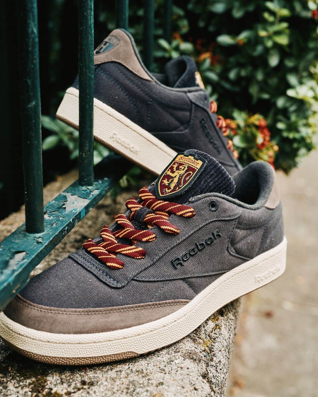 ABC-MART Grand Stageのインスタグラム：「・ ＜12/1 10:00　Release＞  「Harry Potter x Reebok 」  CLUB C 85（ハリー・ポッター） 100073152 税込\14,300  制服のネクタイをイメージさせるデザインのシューレースと、 ホグワーツの4つの寮すべての紋章とシンボルをモチーフにした刺繍パッチは付け替えが可能になっており、それぞれの寮のカラーリングで履くことができます。 内側のシュータンには、主要キャラクターであるハグリッドへ向けた「IT’S NOT HOGWARTS WITHOUT YOU, HAGRID」というメッセージが入っています。  取り扱い店舗：ABC-MART GRANDSTAGE ONLINE STORE  https://gs.abc-mart.net/calendar/   #abcmart #abcマート #ABCGS #REEBOK #リーボック #HarryPotte #ハリーポッター #CLUBC85」