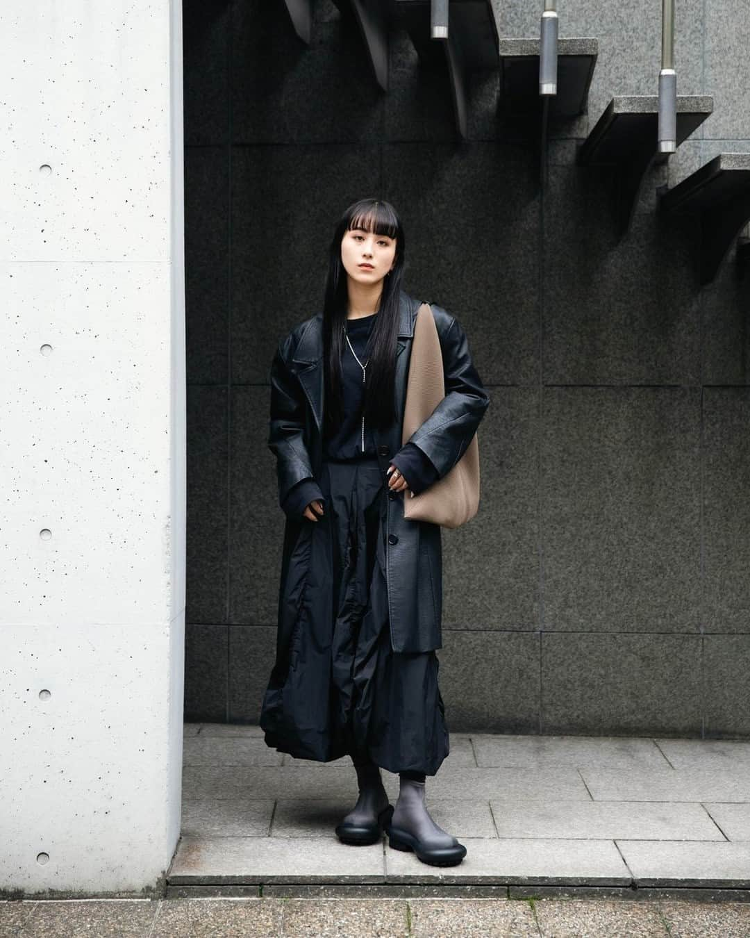 Fashionsnap.comのインスタグラム：「Name: Yu⁠ Age: 24⁠ Occupation: フリーランス⁠ ⁠ Outer #VIAVANDA⁠ Skirt #ENFOLD⁠ Bag #MM6MaisonMargiela⁠ Shoes #ENFOLD⁠ Watch #DANIELWELLINGTON⁠ Necklace #THROWbySLY⁠ ⁠ Photo by @onokoro0710⁠ ⁠ #スナップ_fs #fashionsnap #fashionsnap_women」