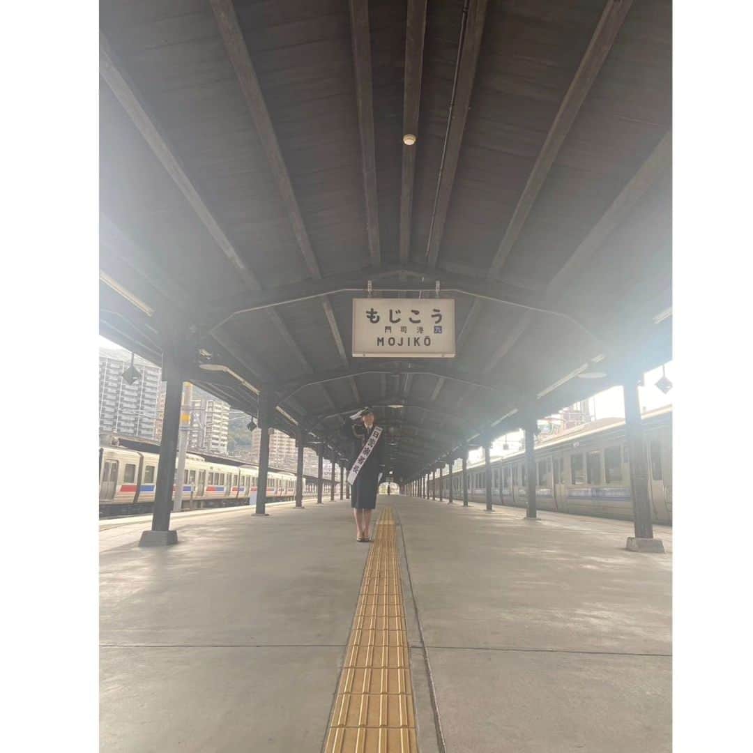 津野瀬果絵さんのインスタグラム写真 - (津野瀬果絵Instagram)「. 門司港の駅はレトロで素敵♡お世話になった皆様方、ふっけい君ありがとうございました♡藤井聡太八冠が先日の竜王戦でおやつに選んだ話題の『福を呼ぶ　河豚最中』🐡あんこたっぷりで最高に美味しかったです♡ . #門司港#門司港駅#１日警察署長#門司警察署#ふっけい君#河豚最中#藤井聡太八冠#竜王戦おやつ#梅園#北九州#手土産」12月1日 10時09分 - kaetsunose