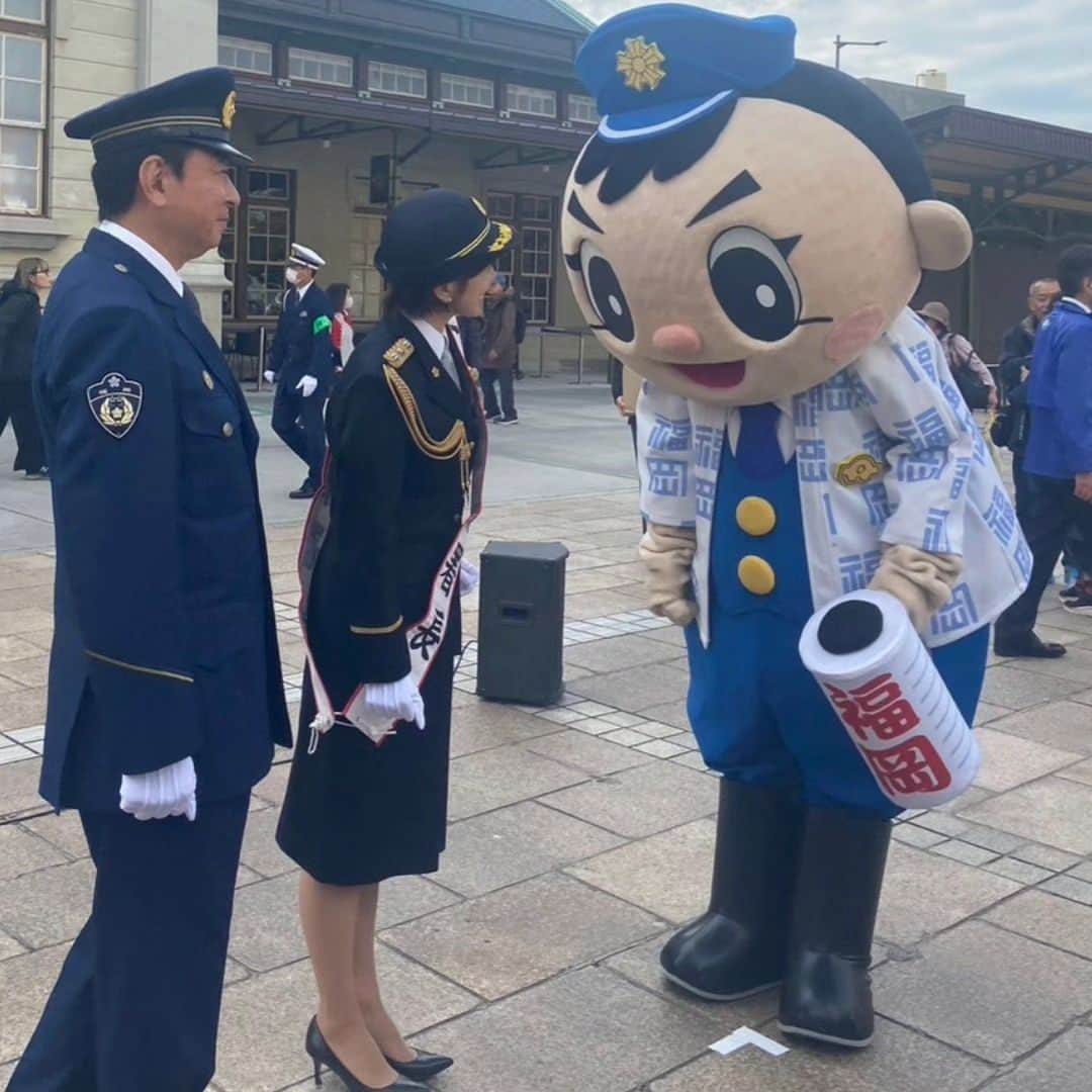 津野瀬果絵さんのインスタグラム写真 - (津野瀬果絵Instagram)「. 門司港の駅はレトロで素敵♡お世話になった皆様方、ふっけい君ありがとうございました♡藤井聡太八冠が先日の竜王戦でおやつに選んだ話題の『福を呼ぶ　河豚最中』🐡あんこたっぷりで最高に美味しかったです♡ . #門司港#門司港駅#１日警察署長#門司警察署#ふっけい君#河豚最中#藤井聡太八冠#竜王戦おやつ#梅園#北九州#手土産」12月1日 10時09分 - kaetsunose