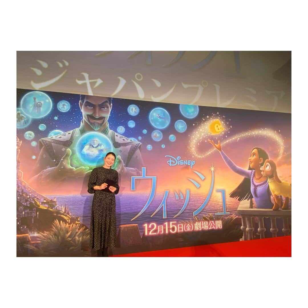 小熊美香さんのインスタグラム写真 - (小熊美香Instagram)「🎤✨ 昨日行われた ディズニー100周年記念作品 ディズニー・アニメーション最新映画 「ウィッシュ」ジャパンプレミアの司会を務めました☺️✨  長きに渡りディズニーが描き続けてきた「願いの力」を 真正面からテーマとして描いた 100周年の歴史の集大成とも言うべき作品🥹🥹🙌  日本版声優の 生田絵梨花さん、福山雅治さん、 山寺宏一さん、檀れいさんにお越し頂き、 とても豪華で華やかなイベントとなりました👏👏  テーマ、楽曲、そして声優の皆さんの表現力、 どこをとっても素晴らしいこの作品🥹 家族、お友達、大切な人と ご自身の願いを胸に描きながら 是非劇場でご覧ください😌😌  12月15日(金)全国劇場公開です🫶🏻  #ディズニー最新作 #ウィッシュ #深みのある作品 #私も家族で劇場に行きます🫶🏻」12月1日 10時18分 - ogumamika