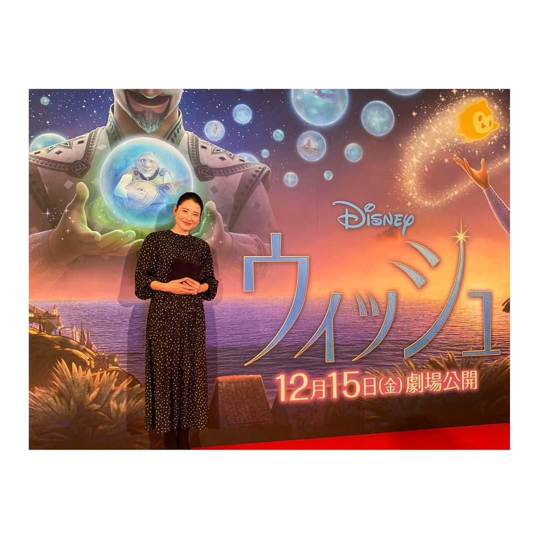 小熊美香さんのインスタグラム写真 - (小熊美香Instagram)「🎤✨ 昨日行われた ディズニー100周年記念作品 ディズニー・アニメーション最新映画 「ウィッシュ」ジャパンプレミアの司会を務めました☺️✨  長きに渡りディズニーが描き続けてきた「願いの力」を 真正面からテーマとして描いた 100周年の歴史の集大成とも言うべき作品🥹🥹🙌  日本版声優の 生田絵梨花さん、福山雅治さん、 山寺宏一さん、檀れいさんにお越し頂き、 とても豪華で華やかなイベントとなりました👏👏  テーマ、楽曲、そして声優の皆さんの表現力、 どこをとっても素晴らしいこの作品🥹 家族、お友達、大切な人と ご自身の願いを胸に描きながら 是非劇場でご覧ください😌😌  12月15日(金)全国劇場公開です🫶🏻  #ディズニー最新作 #ウィッシュ #深みのある作品 #私も家族で劇場に行きます🫶🏻」12月1日 10時18分 - ogumamika