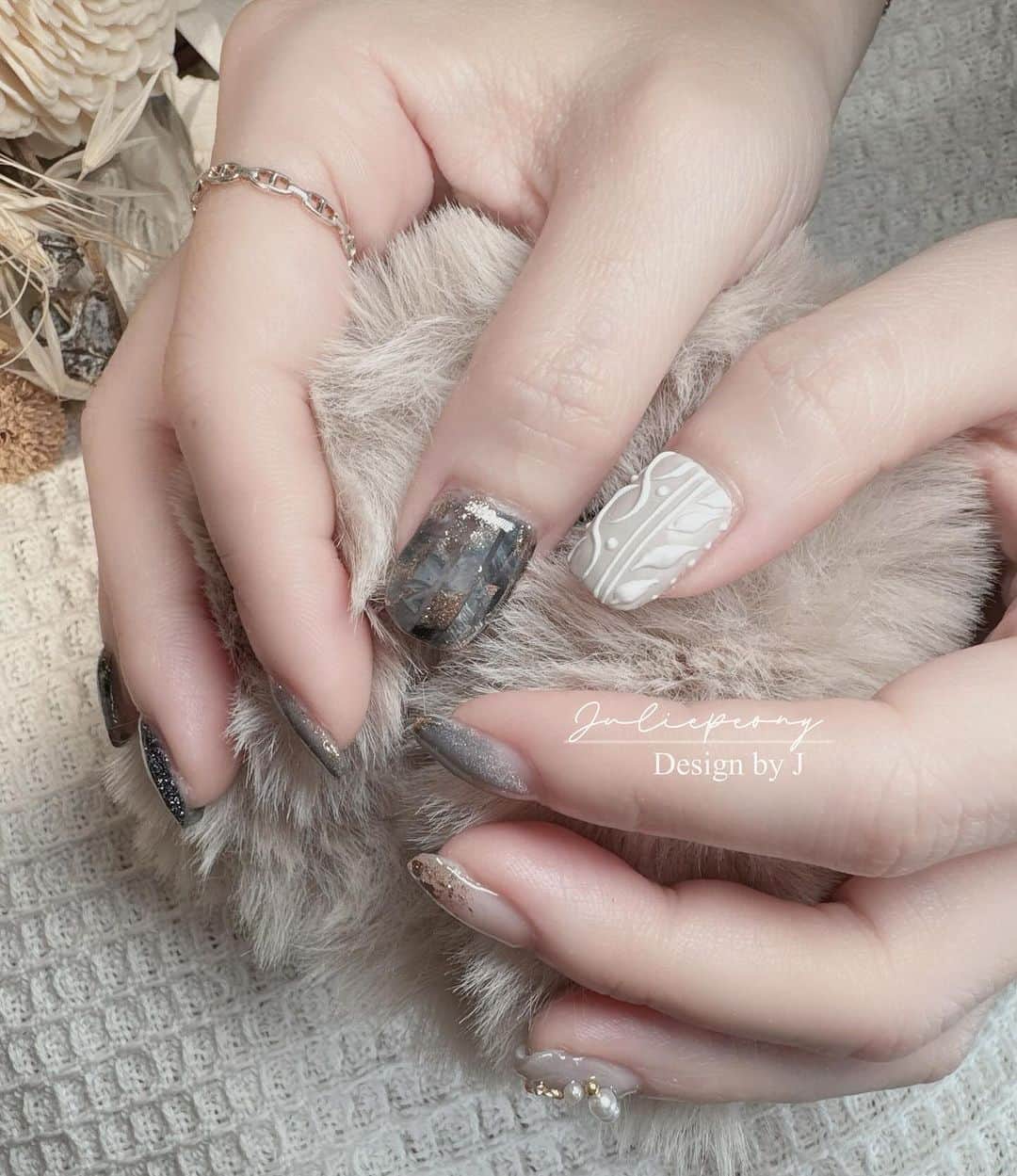 juliepeonyのインスタグラム：「什麼款式都可以駕馭的人我最喜歡了😘（我說指甲） / 謝謝您總是給予我機會讓我嘗試任何想做的款式，即使本身就是一個害怕厚度與拋磨的人。謝謝妳😘 然後⋯不要再偷勾我的手（指）頭。謝謝🤣  ___________________________  茱莉牡丹ˎ ᴊᴜʟɪᴇᴘᴇᴏɴʏ ☽   ✎𓈒 完全予約制⸜ 教學 ⁡ 凝膠予約/課程諮詢 ▸ 官方帳號 @juliepeony」