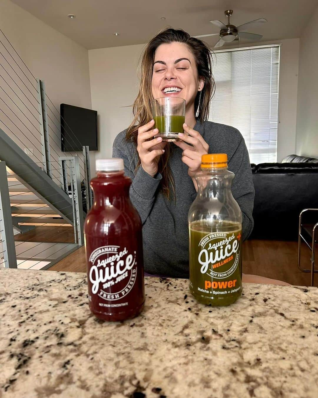 リンゼイ・ショウさんのインスタグラム写真 - (リンゼイ・ショウInstagram)「🚨Squeezed Juice Giveaway 🚨  Best way to start my day is with a delicious glass of nutrients! Gives my brain the best chance at a good day. Squeezed Juice is pure squeezed juice from fresh fruit, no additives or preservatives, never from concentrate. 😋 Give yourself a little squeeze!   Giveaway Details:  -Follow @thesqueezedjuice  -Comment on this post  -Tag Friends for extra entries   Giveaway ends Thursday, Dec 7.   GET SQUEEZED. 🍊」12月1日 10時14分 - ladymshawsters