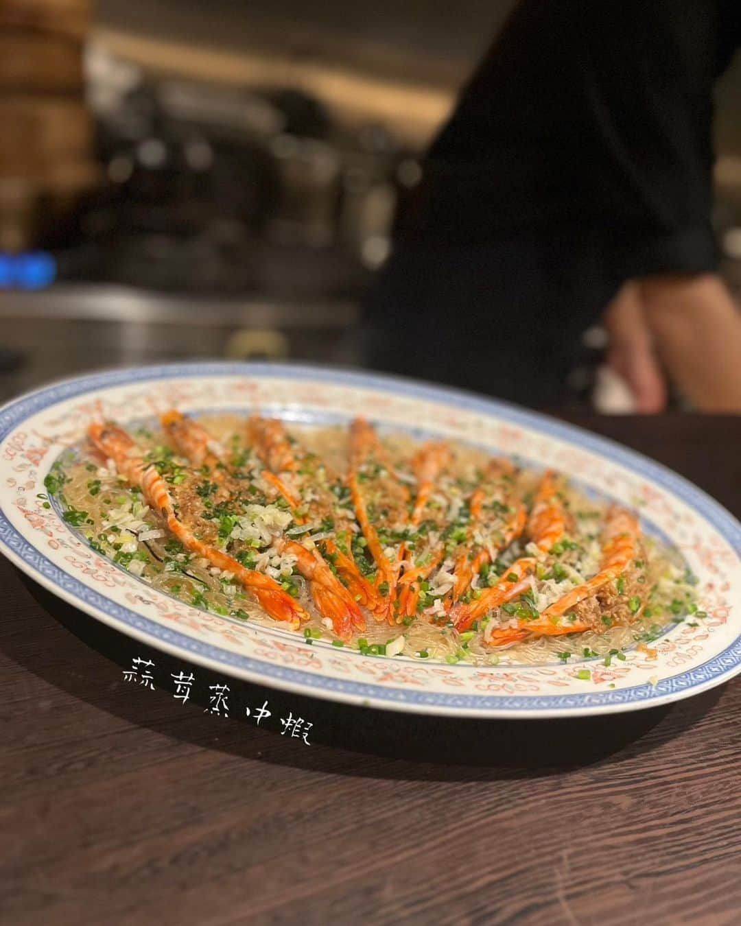 香港海鮮酒家 Lei U Munのインスタグラム：「蒜茸蒸大蝦/海老の春雨ガーリック蒸し/garlicshrimp  香港の定番蒸し料理♨︎♨️✨🦐  #garlicshrimp  #蒜茸大蝦 #富ゆきumekita」